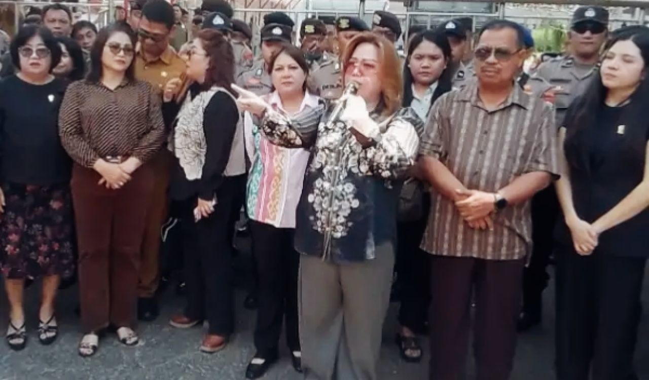 Ketua Komisi II DPRD Sulut Inggried J .N. Sondakh saat berorasi bareng masa aksi demo.