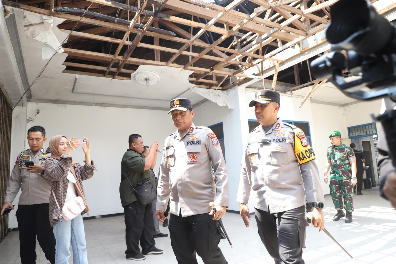 Kapolda Jatim Tinjau Titik Kerusakan di Kediri Raya, Himbau Masyarakat Turut Jaga Kamtibmas