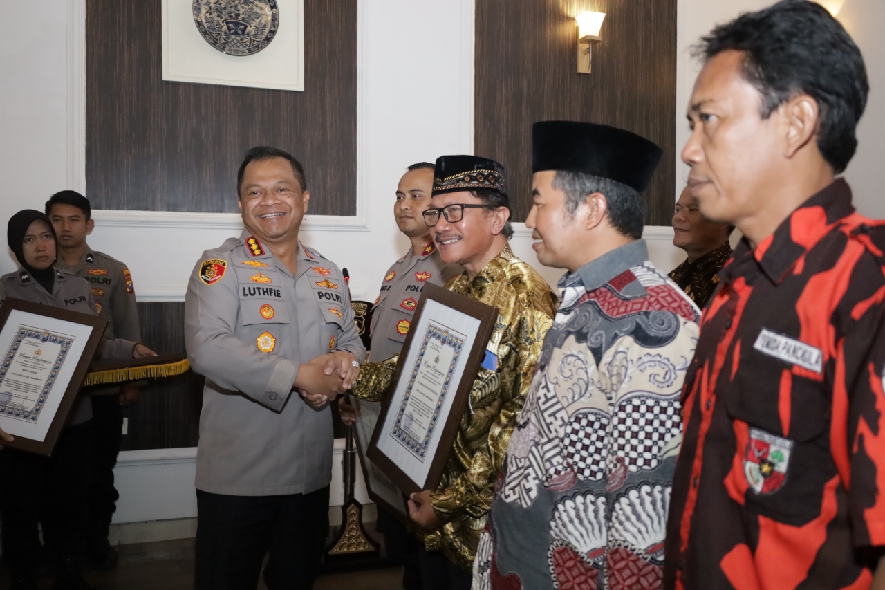 Kapolrestabes Surabaya Beri Penghargaan Kapolsek Wonokromo dan Toga Tomas atas Peran Aktif Jaga Kamtibmas