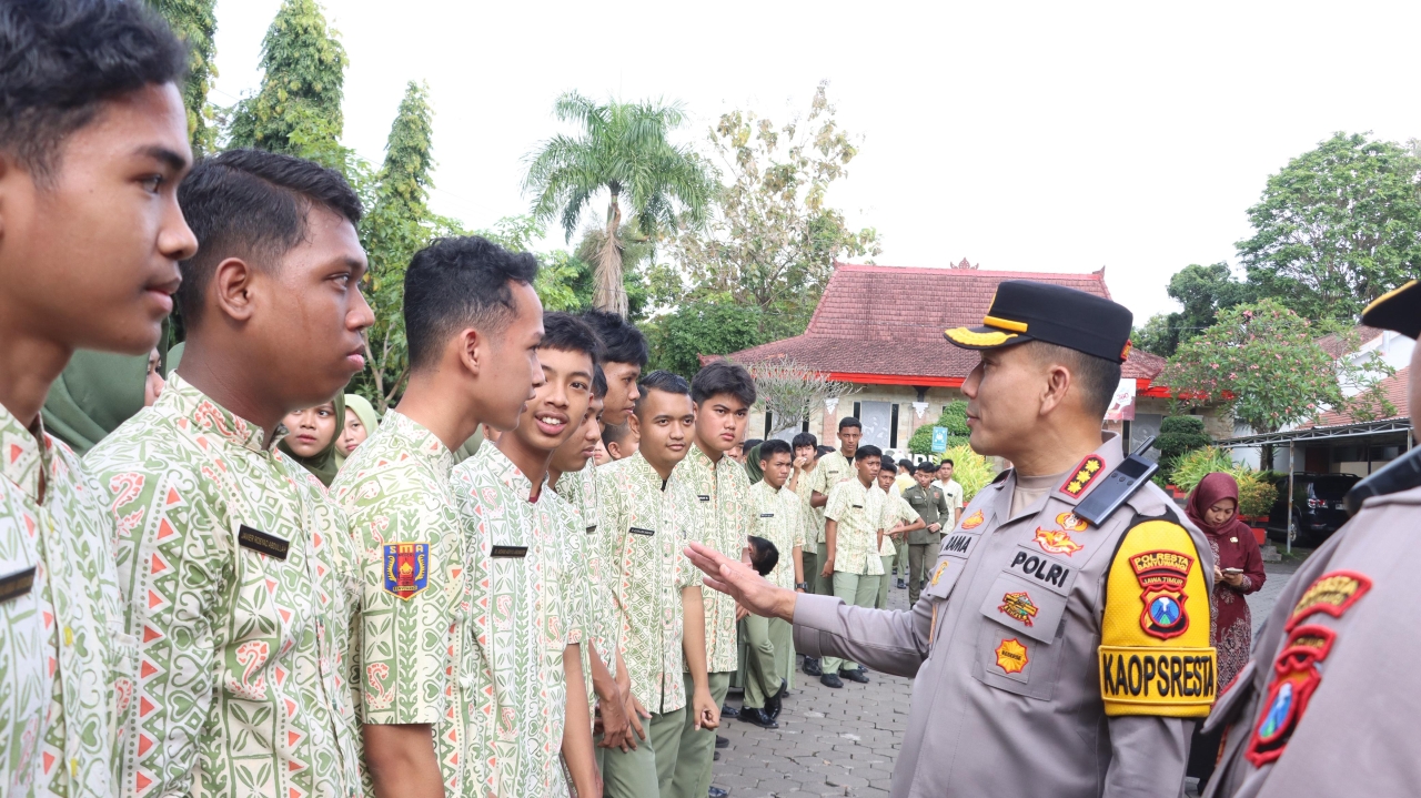 Gencarkan “Police Goes to School”, Polresta Banyuwangi Dorong Generasi Muda Tertib Hukum