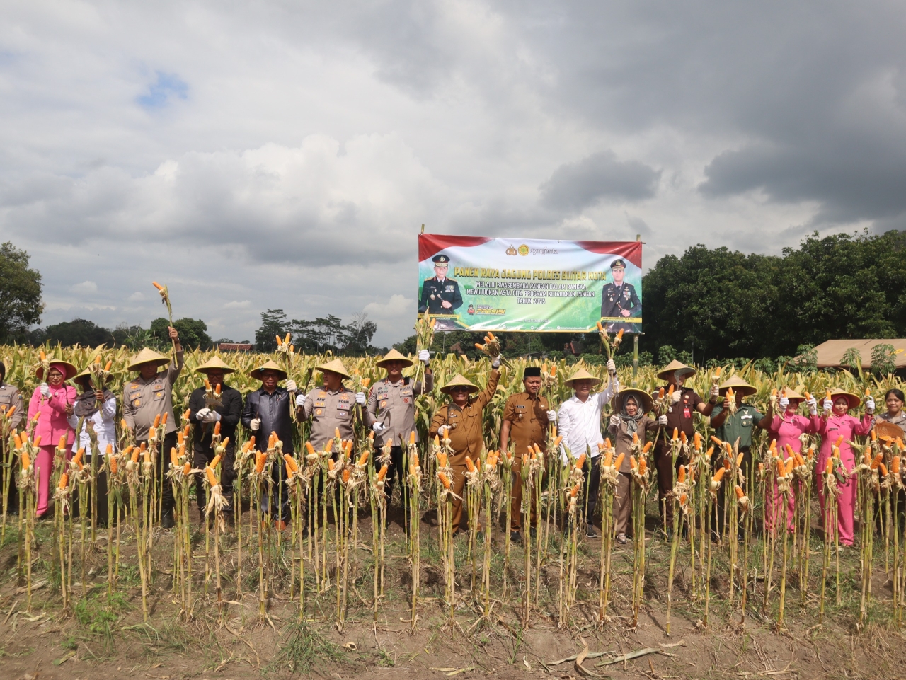 Perkuat Ketahanan Pangan Polres Blitar Kota bersama Forkopimda Panen Raya Jagung Kuartal III