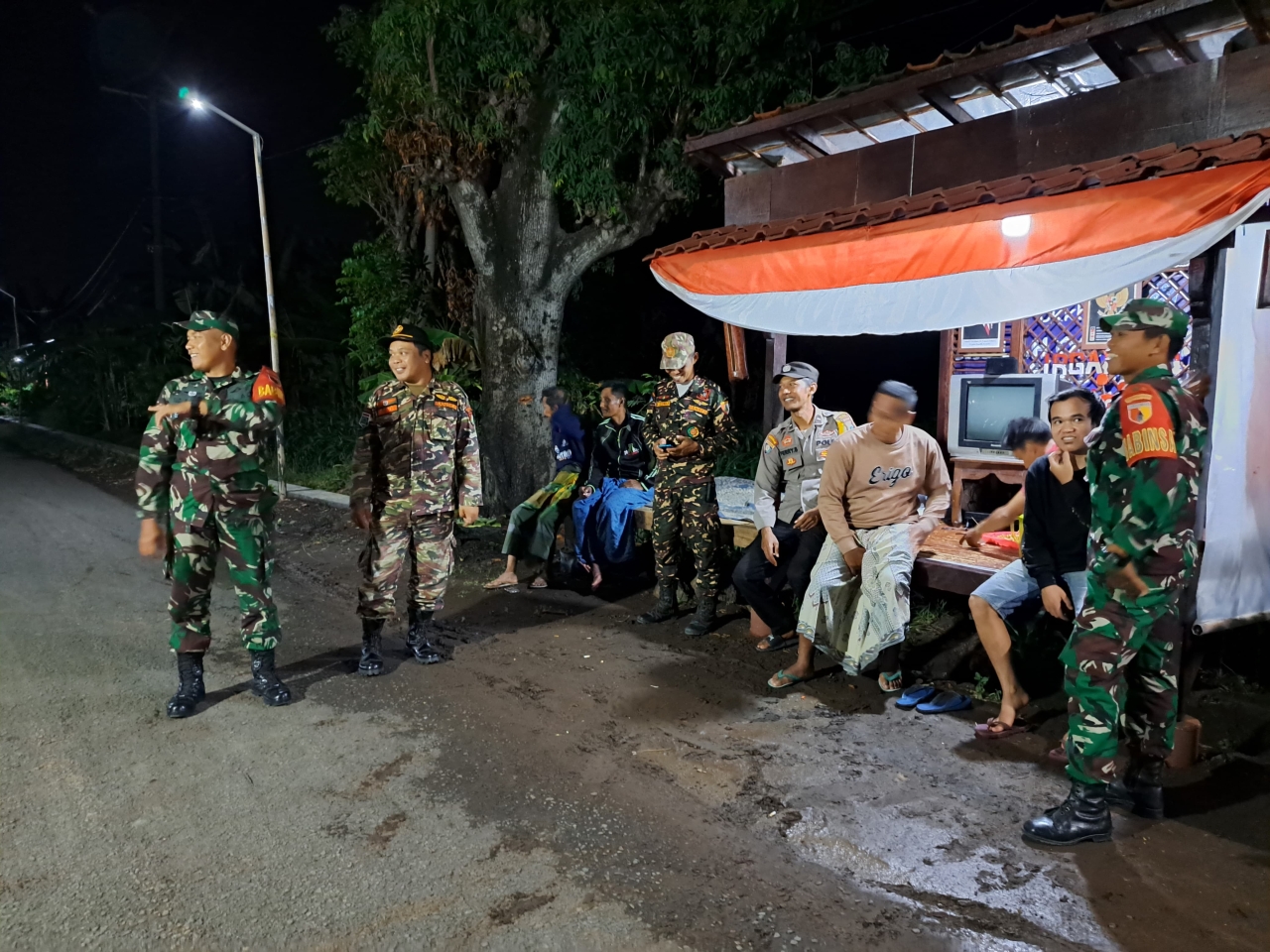 Polsek Wonorejo Gandeng TNI dan Banser, Sambangi Pos Kamling untuk Cipta Kamtibmas