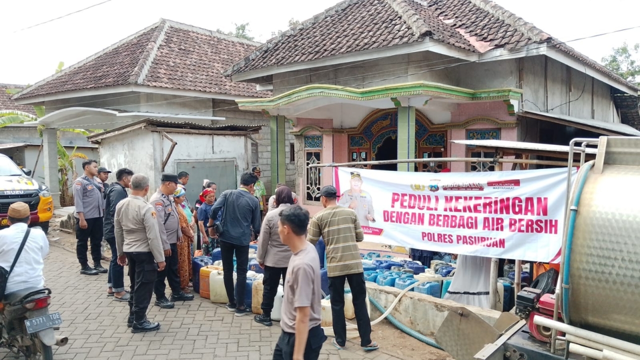 Polres Pasuruan dan PMII Salurkan 6.000 Liter Air Bersih ke Desa Karangjati Lumbang
