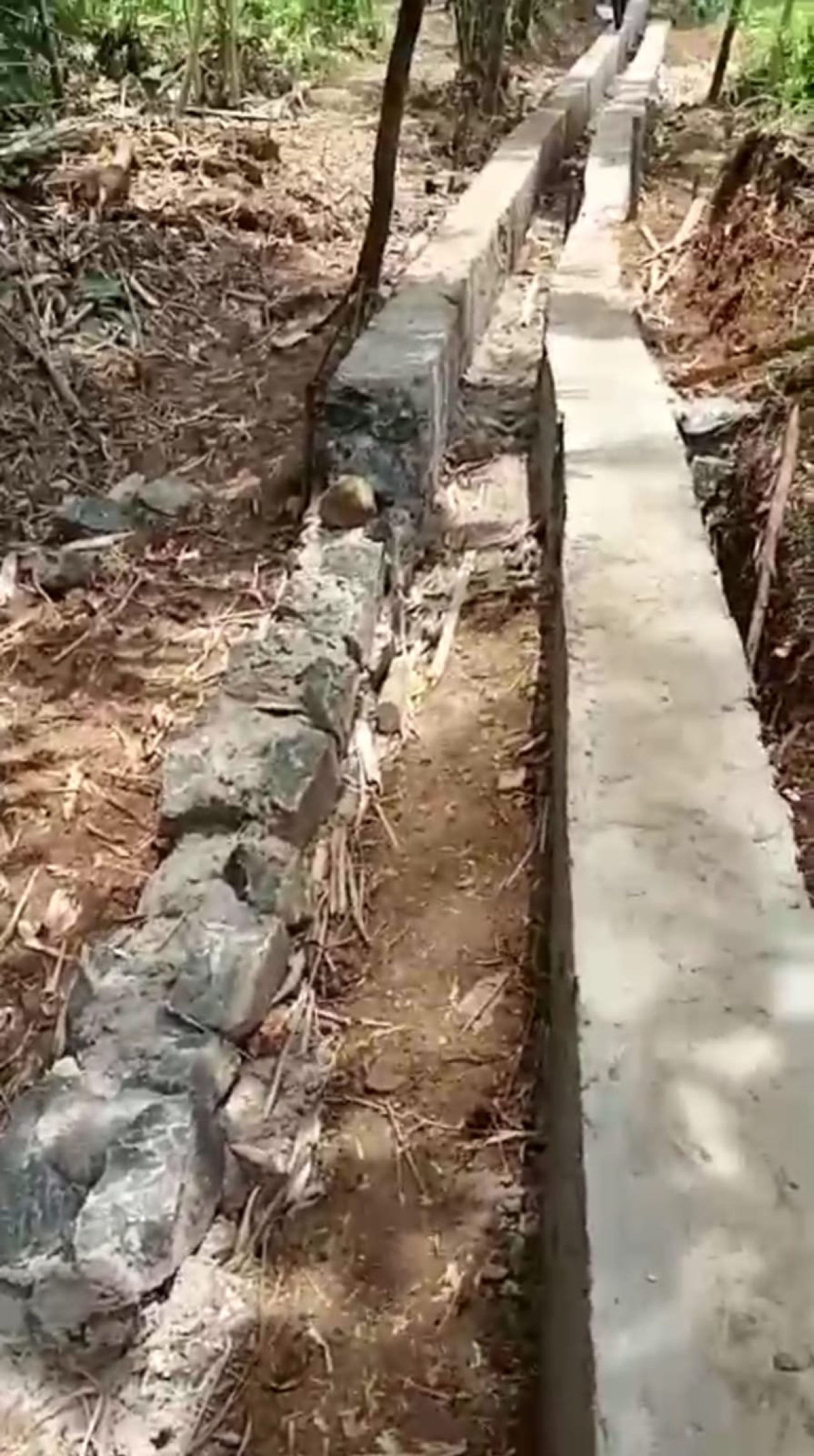 Diduga Asal Jadi, Pembangunan di Desa Tunggal Jaya Kecamatan Sumur Tak Gunakan K3, Ketua P3A Rangkap Jabatan