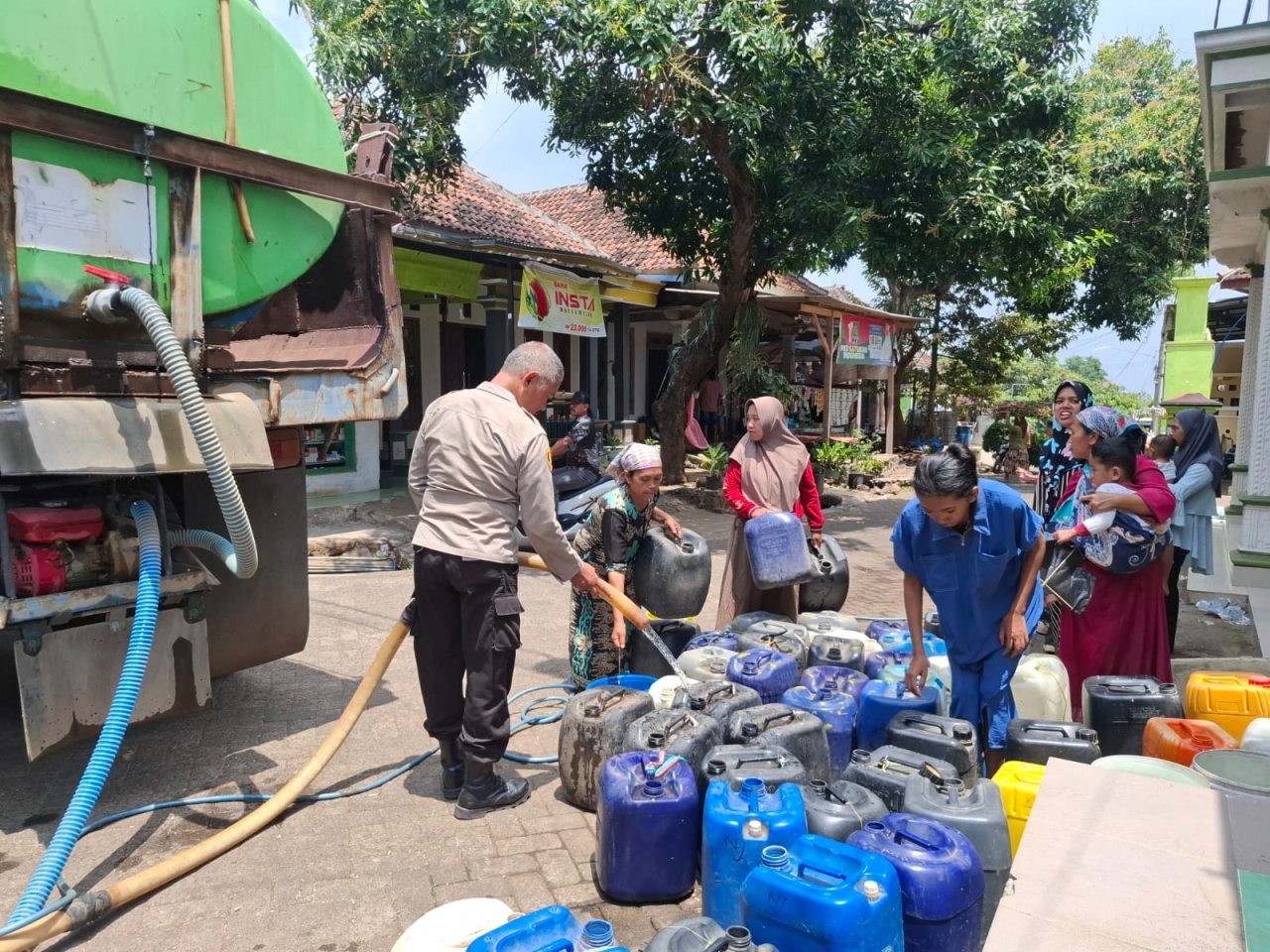 Polsek Lumbang Salurkan 8.000 Liter Air Bersih untuk Warga Jatisari