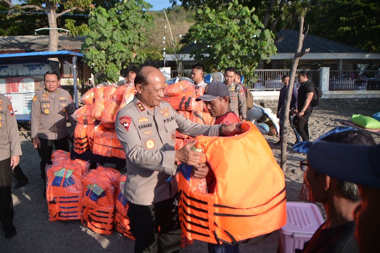 Kapolda Jatim Kunjungi Kelompok Nelayan dan Sadar Wisata di Pantai Pasir Putih Situbondo, Beri Bantuan Alat Keselamatan