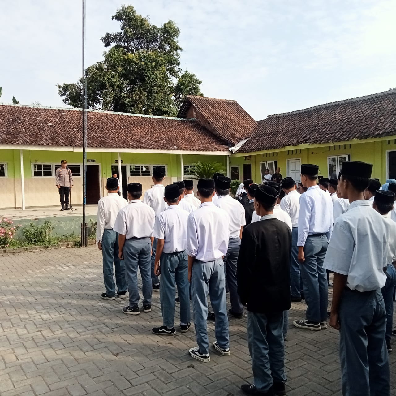 Kapolsek Wonorejo Jadi Pembina Upacara di Yayasan Hidayatul Mubtadiin, Ingatkan Bahaya Kenakalan Remaja