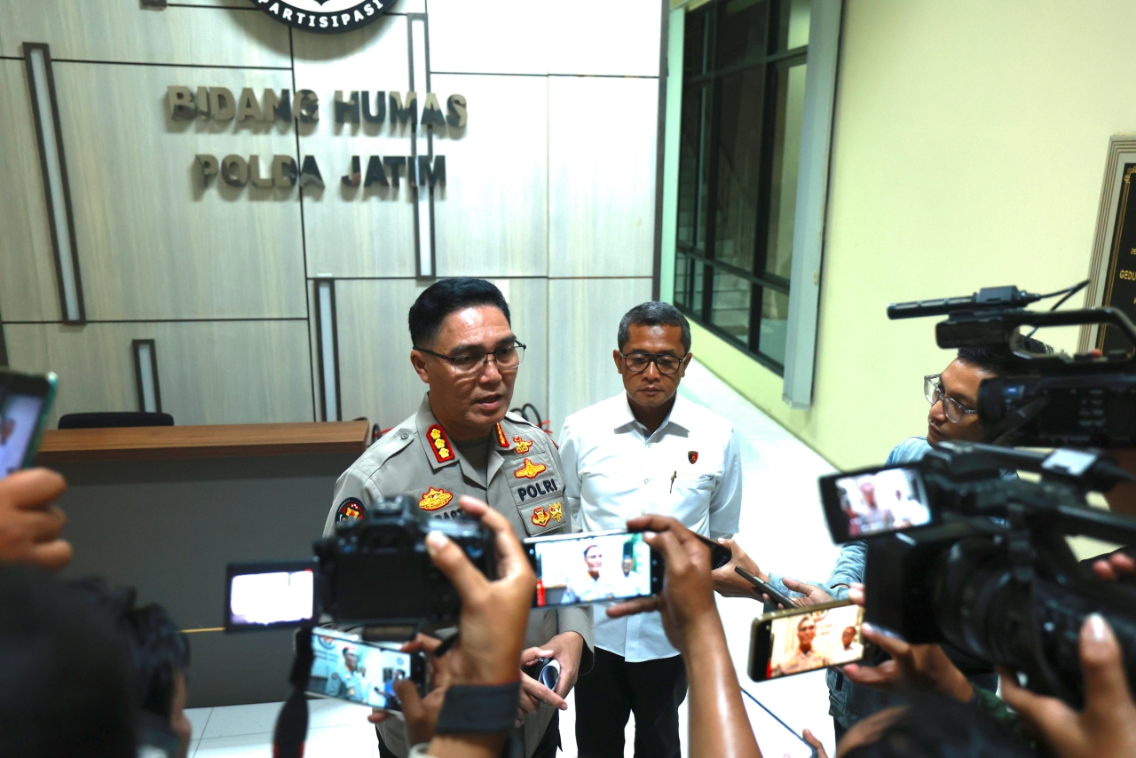 Polda Jatim Kembalikan Buku Sitaan yang Tidak Terkait dengan Tindak Pidana POLDA JATIM - Direktorat Reserse Kriminal