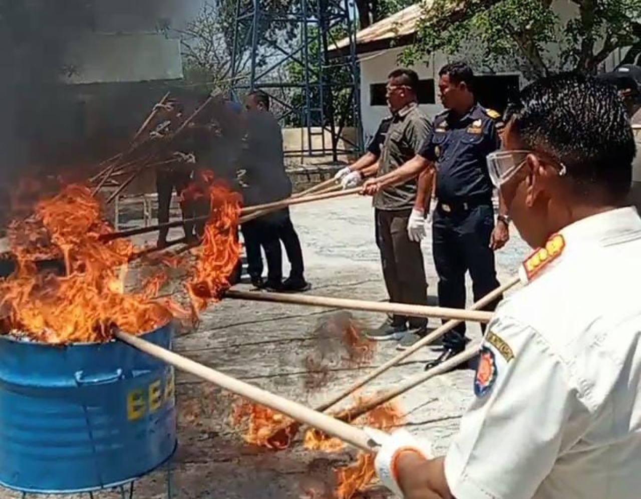 Ribuan Batang Rokok Juga Minuman Beralkohol dimusnahkan Dengan Cara dibakar, Ternyata Ini Alasannya