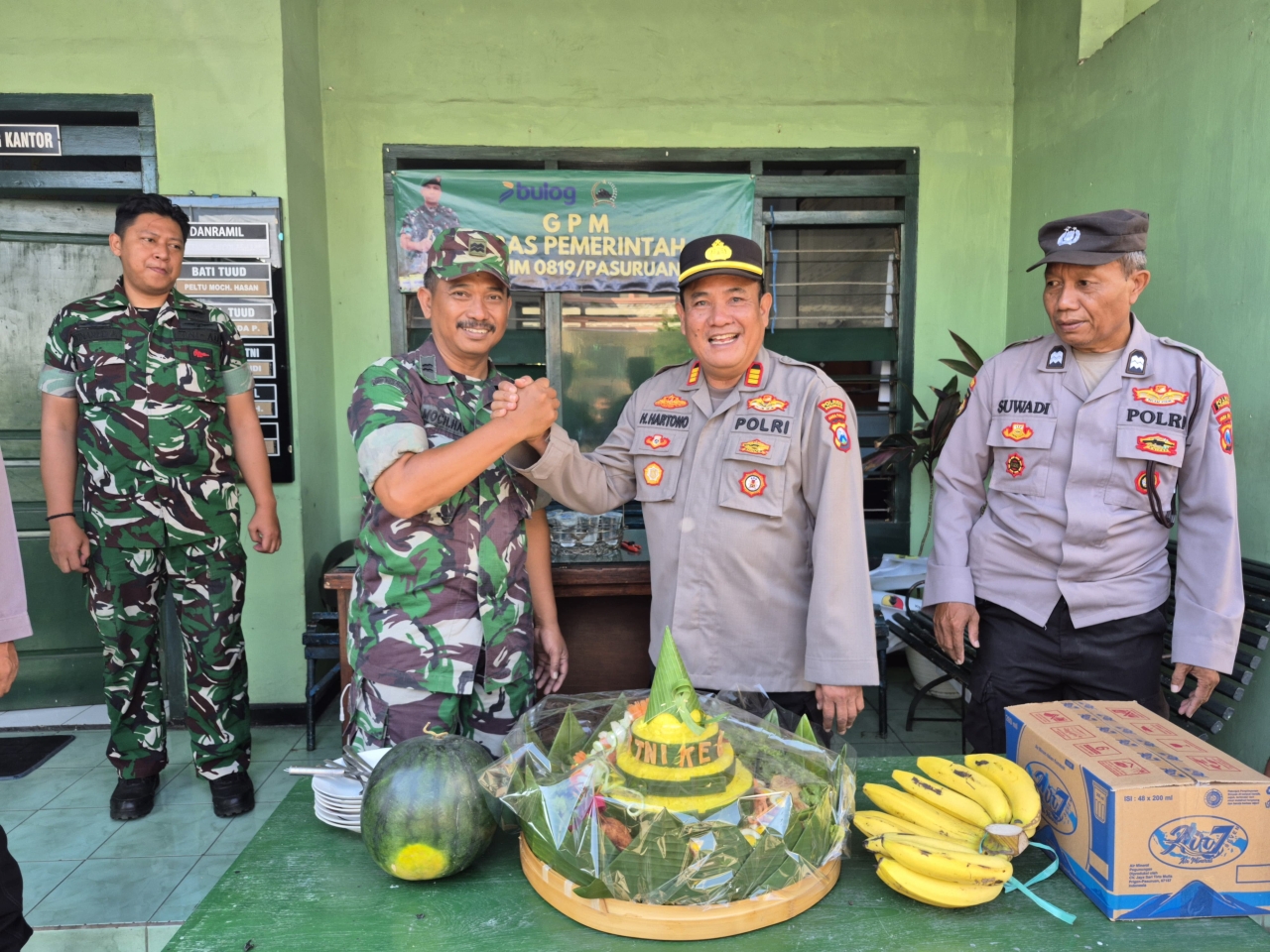 Wujudkan Solidaritas Polsek Prigen Sambangi Koramil dan Serahkan Tumpeng HUT TNI ke 80