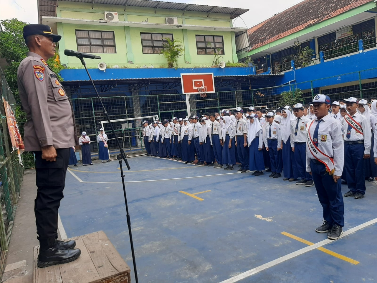 Pesan Kasat Binmas Polres Tanjung Perak di SMPN 7 Surabaya: Jauhi Narkoba dan Judi Online