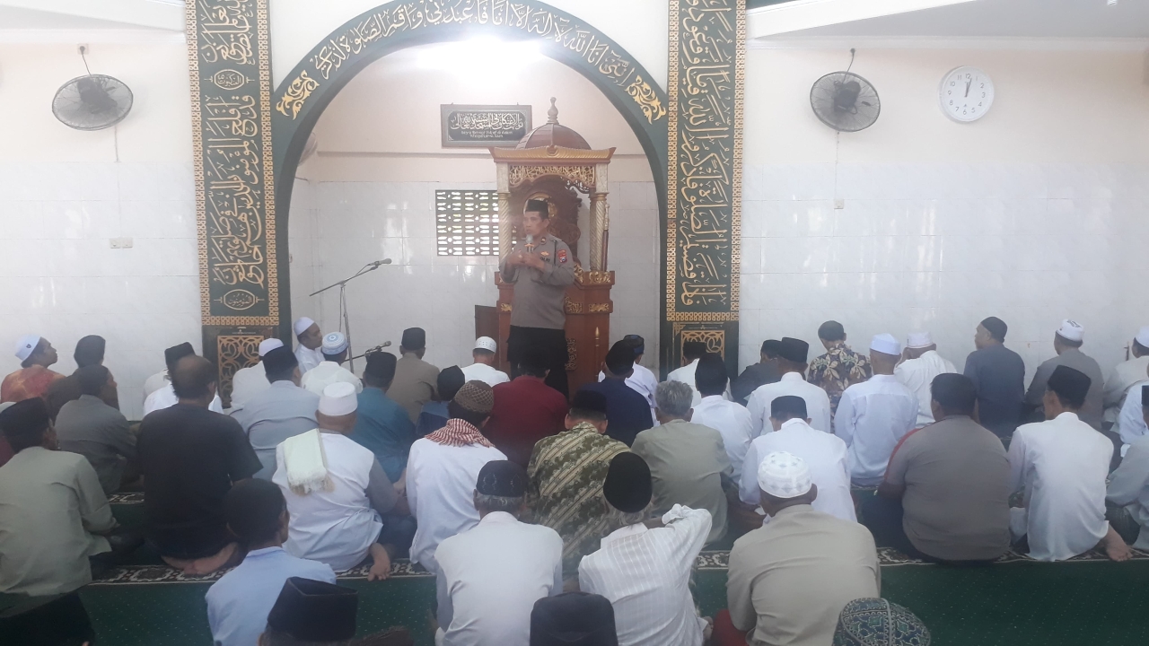 Polres Pasuruan Ajak Jamaah Jaga Ukhuwah Lewat Cooling System Safari Jumat
