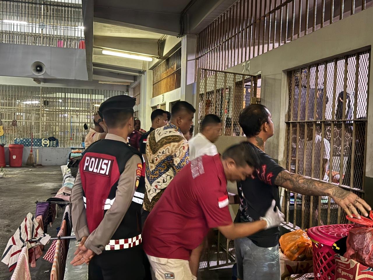 Wujudkan Lapas Bersih dan Aman, Lapas Narkotika Pamekasan Gelar Razia Gabungan Bersama Polres, Brimob, dan Kodim 0826