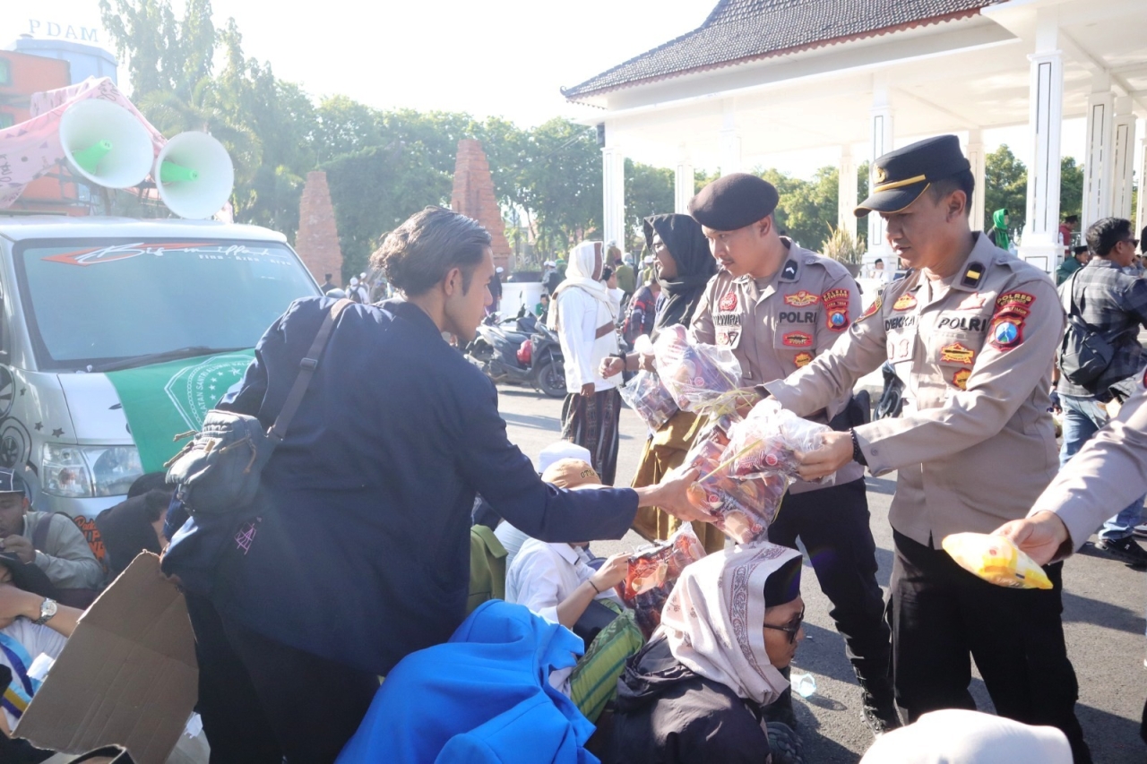 Humanis, Polisi Berbagi Roti dan Air untuk Massa Aksi Damai Alumni Ponpes di Situbondo Berlangsung Sejuk