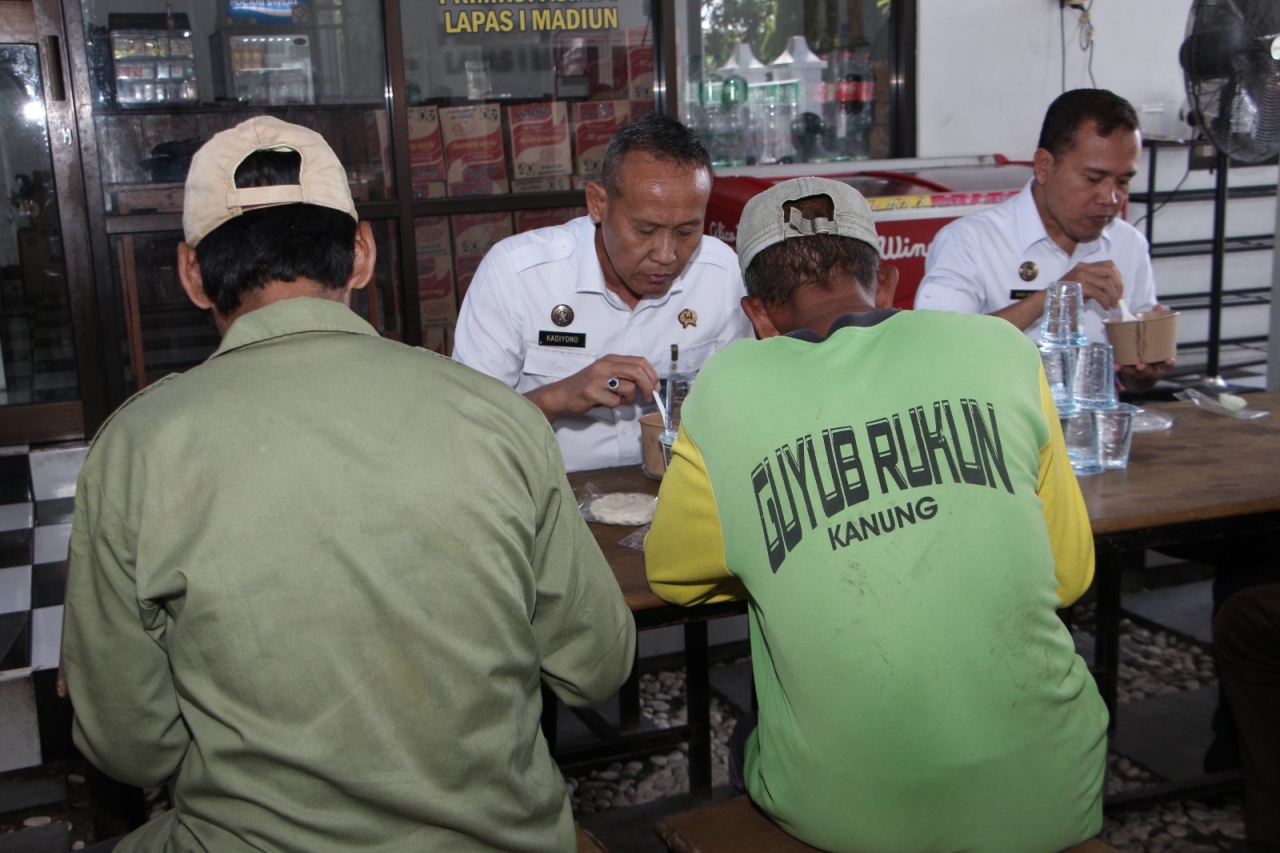 Sinergi Lapas dan Masyarakat, Kakanwil Ditjenpas Jatim Ajak Makan Bareng dan Serahkan Bansos di Sekitar Lapas I Madiun