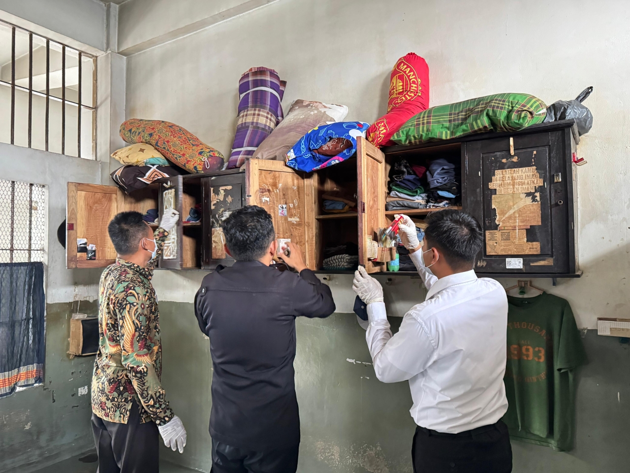 Tingkatkan Kewaspadaan, Petugas Lapas Narkotika Pamekasan Lakukan Razia Mendadak di Blok Hunian