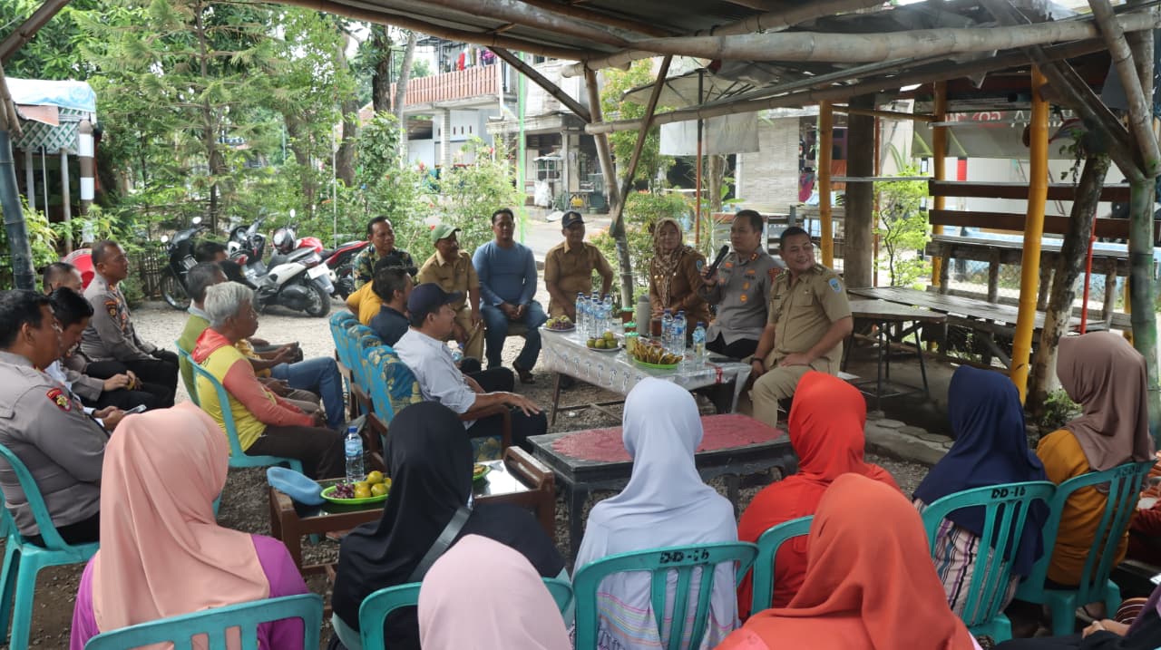 Kapolres Nganjuk Cangkruk Bareng Forkopimcam dan Kades se-Kecamatan Berbek, Sekaligus Salurkan Bantuan Sosial