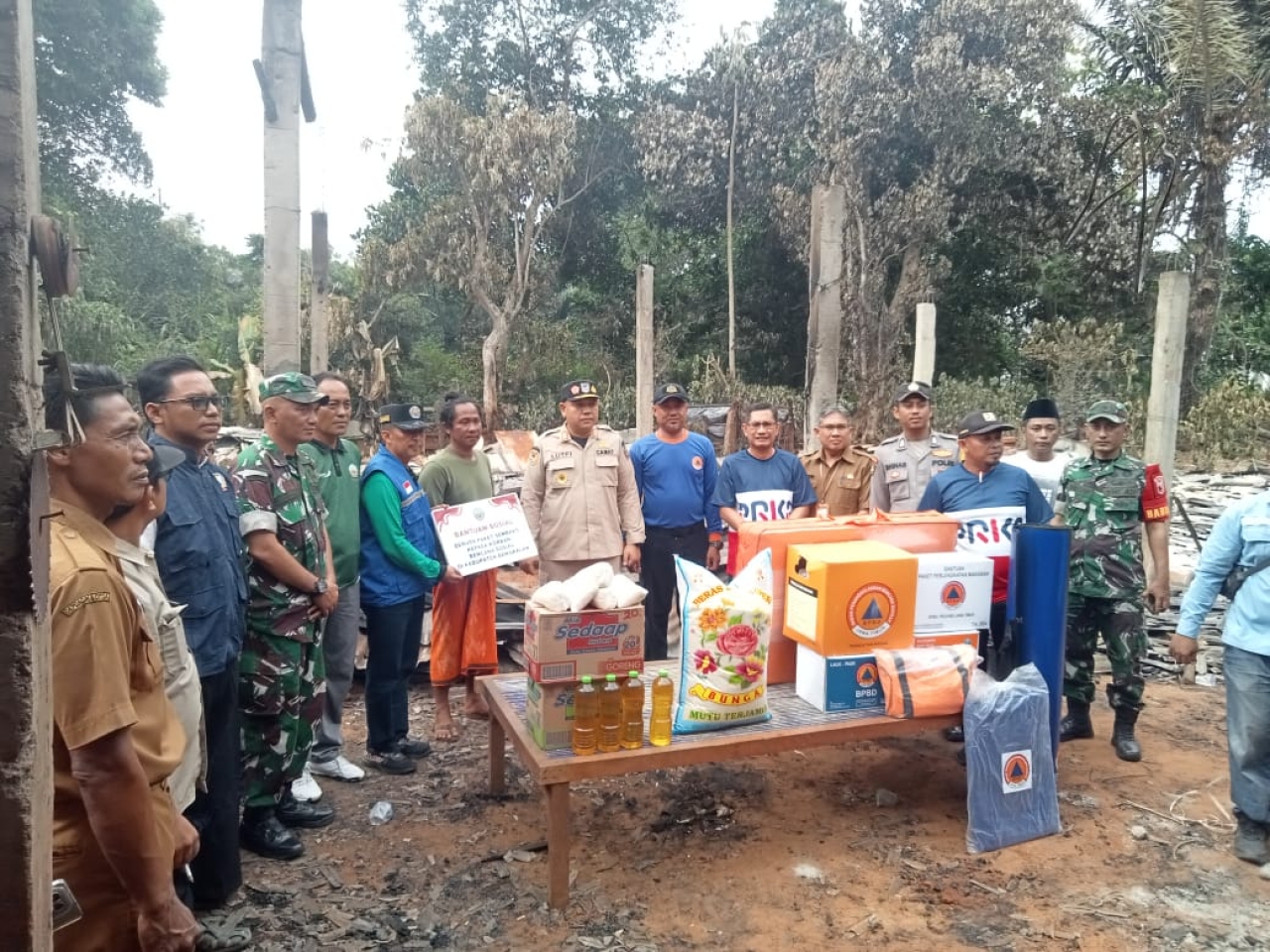 Koramil Kwanyar Dampingi Penyerahan Bantuan Sosial untuk Warga Korban Kebakaran