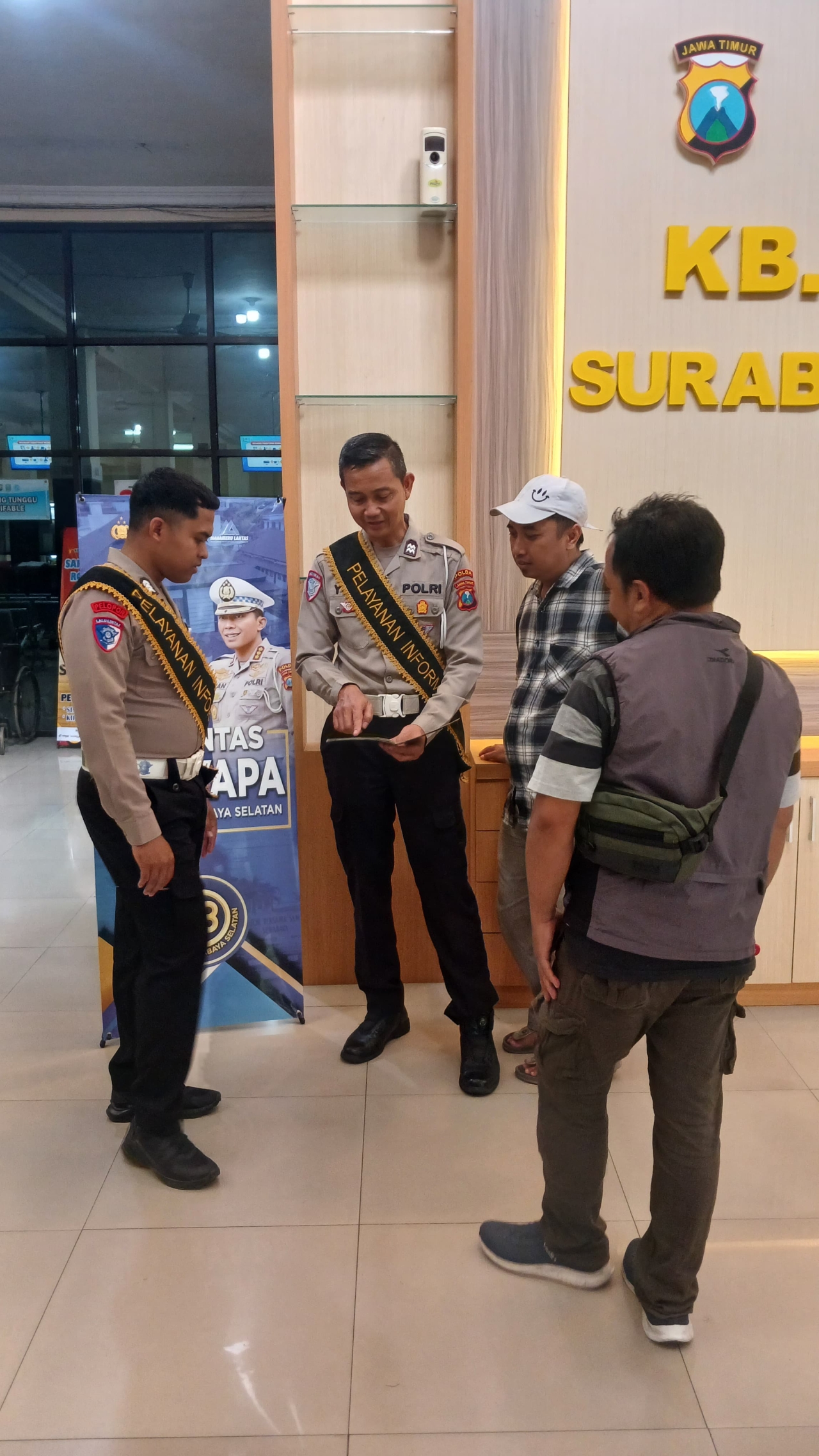 KB Samsat Surabaya Selatan: Program Polantas Menyapa Hadirkan Suasana Humanis Kepada Wajib Pajak