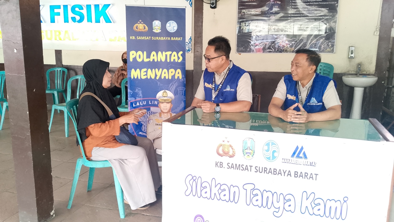 Samsat Surabaya Barat Terus Lakukan   Pelayanan yang Humanis, Melalui Program "Polantas Menyapa"