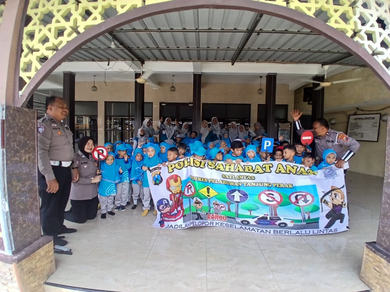 Polisi Sahabat Anak, Satlantas Polres Pelabuhan Tanjung Perak, Tanamkan Keselamatan Lalu Lintas Sejak Dini