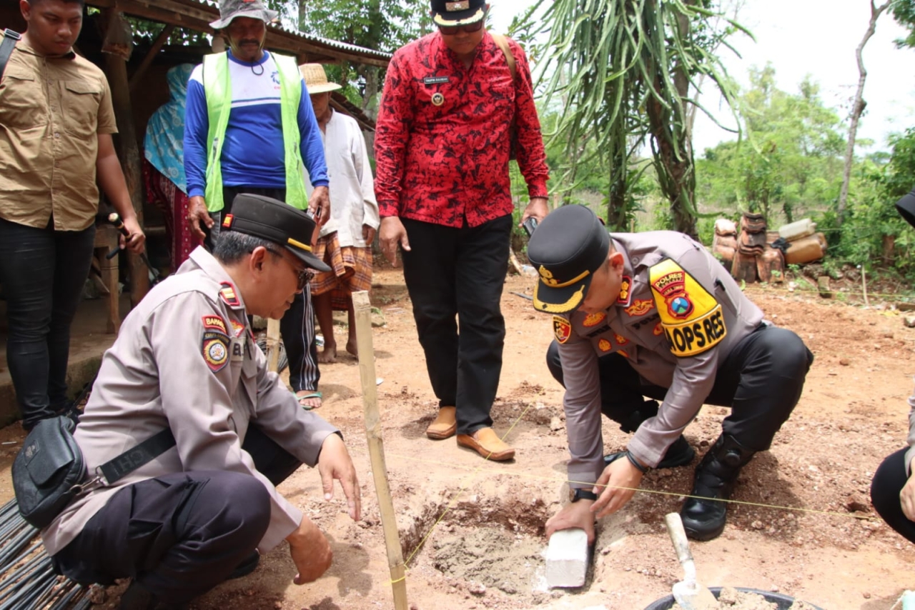 Kapolres Sumenep Letakkan Batu Pertama Bedah Rumah, Wujud Kepedulian Polri untuk Warga Kurang Mampu