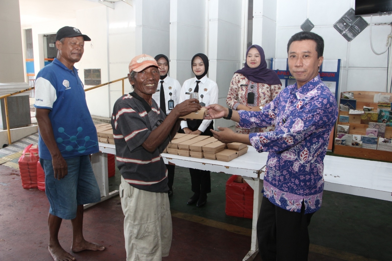 Jumat Penuh Berkah, Lapas I Madiun Ajak Makan Bersama dan Berbagi dengan Masyarakat Sekitar