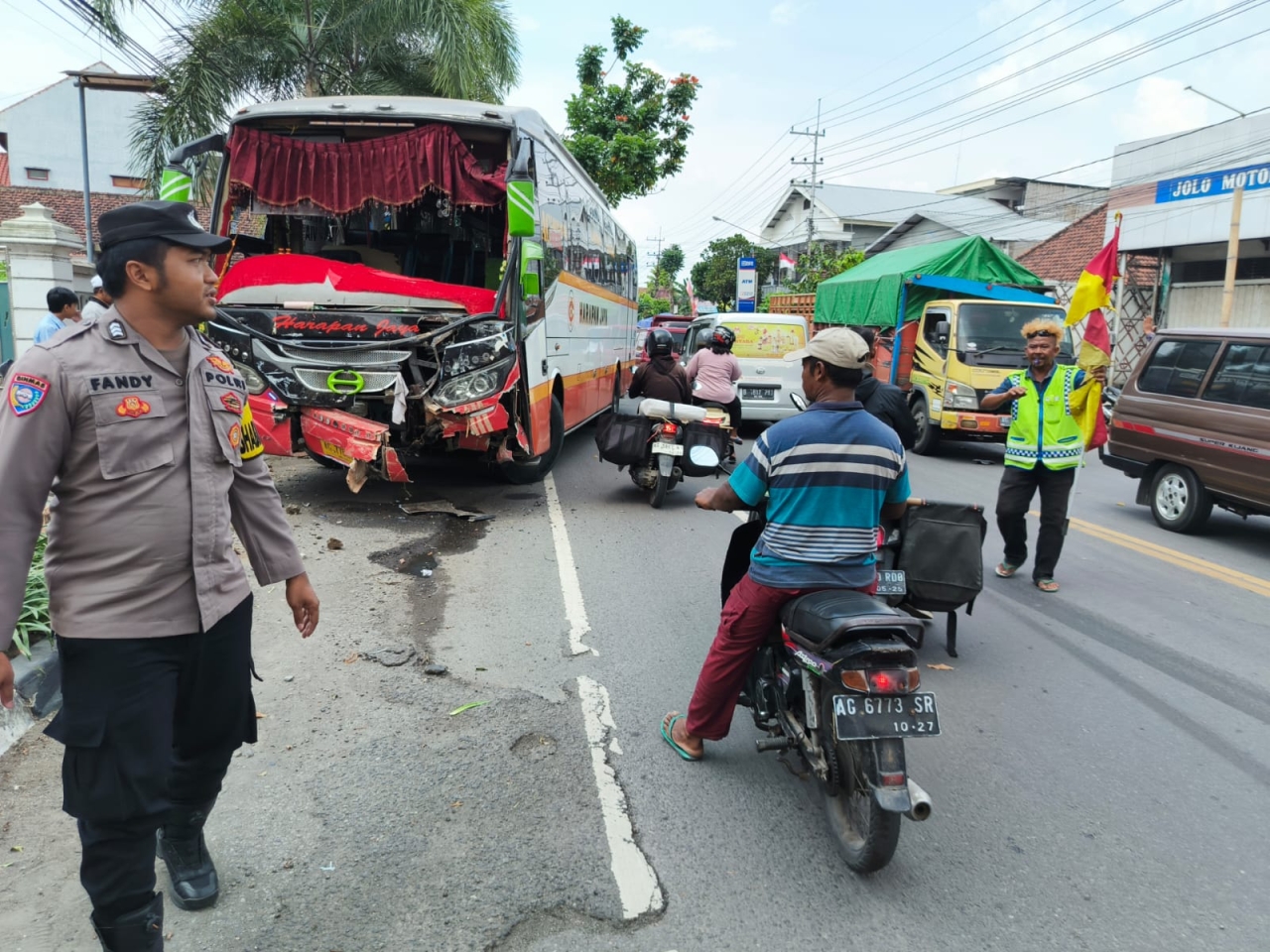 Personel Polsek Kedungwaru dan Unit Laka Lantas Polres Tulungagung Lakukan Olah TKP Kecelakaan di Jalan Pahlawan