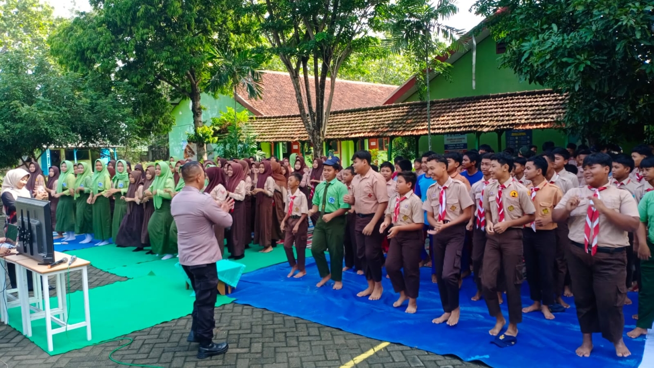 Kapolsek Jatikalen Ajak Pelajar SMPN 1 Jatikalen Jadi Generasi Cerdas Tanpa Narkoba