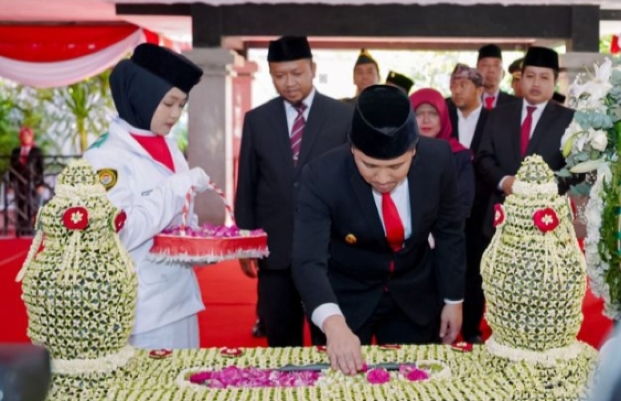 Ziarah ke Makam RP Mohammad Noer, Emil Dardak Tegaskan Lanjutkan Estafet 'Wong Cilik Iso Gemuyu'