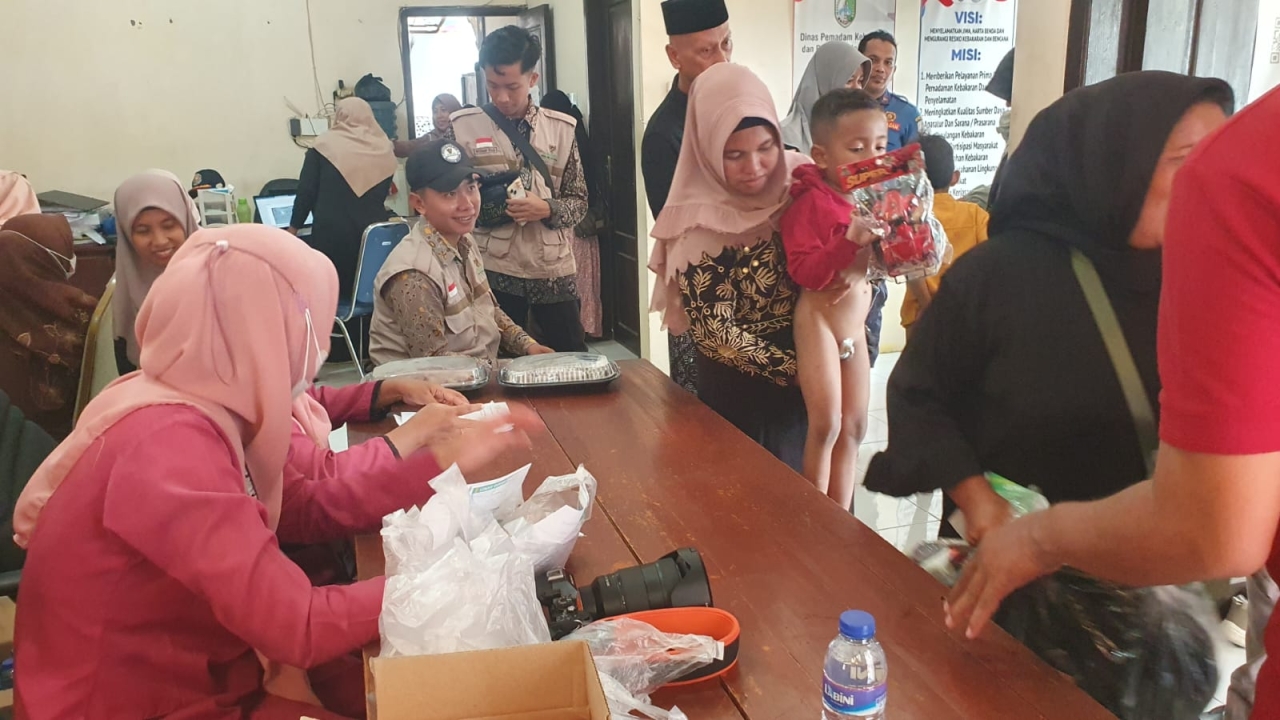 Kolaborasi Damkar, RS Qona'ah, PMI, dan Baznas: Khitanan Masal Jadi Momentum Edukasi Pencegahan Kebakaran di Sampang