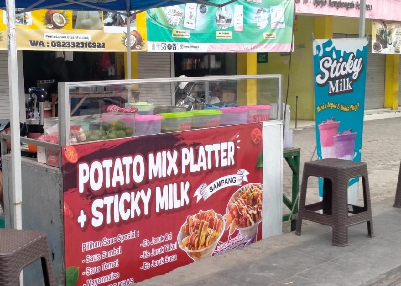 Potato Mix Platter Sampang Hadir Bawa Sensasi Camilan Juara, Tawarkan Paket Lengkap di Depan Pasar Rongtengah