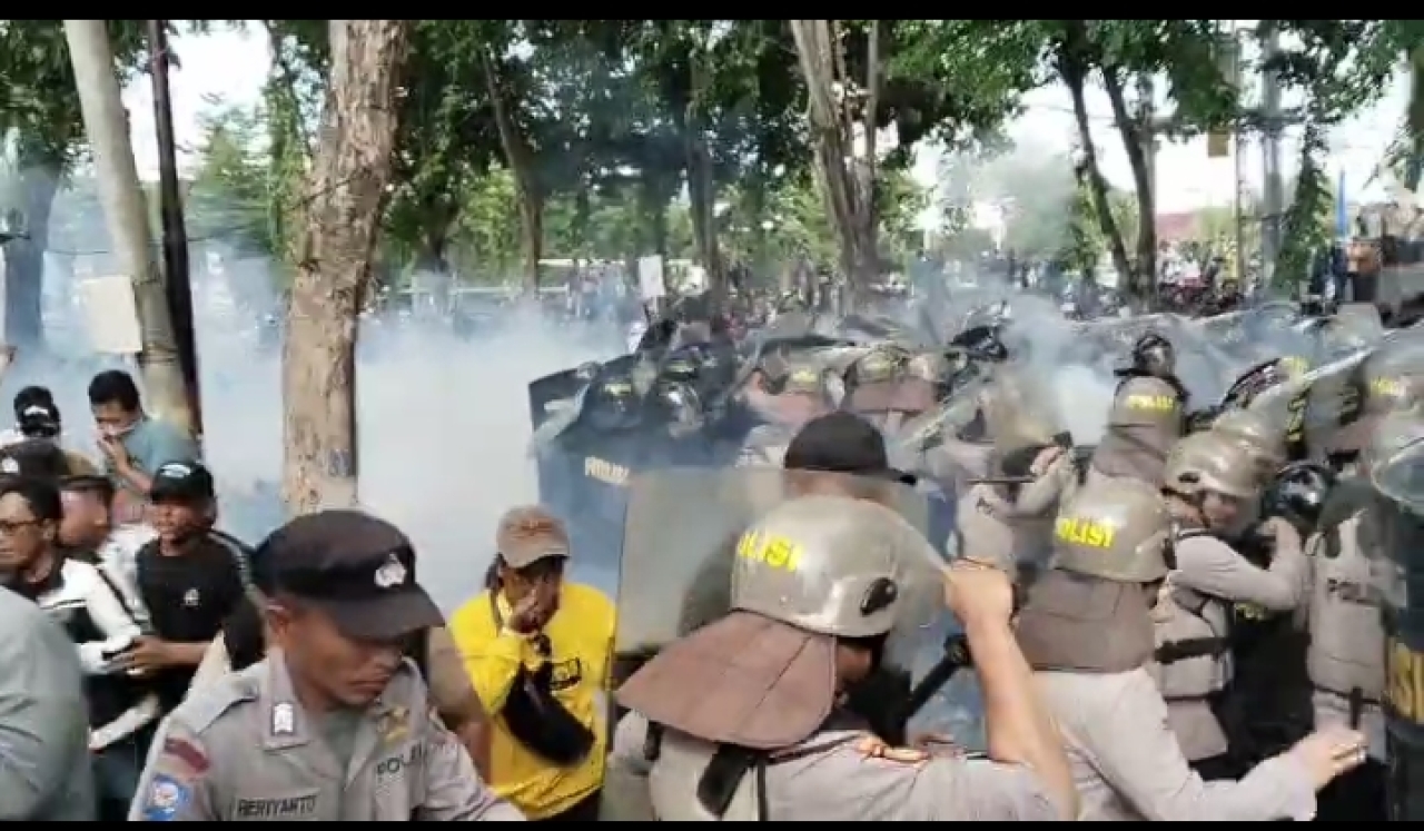 Demo di DPRD Sampang Berujung Ricuh, Fasilitas Negara Jadi Sasaran Pembakaran