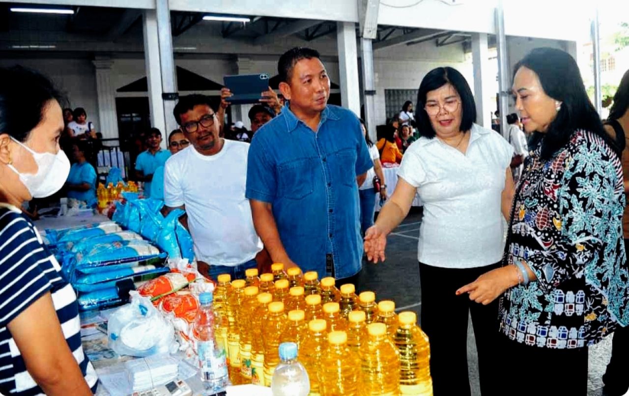 “Sentuhan Ibu untuk Rakyat: Ny. Anik Yulius Selvanus Hadir Membawa Harapan di GMIM Petra Sario Tumpaan”