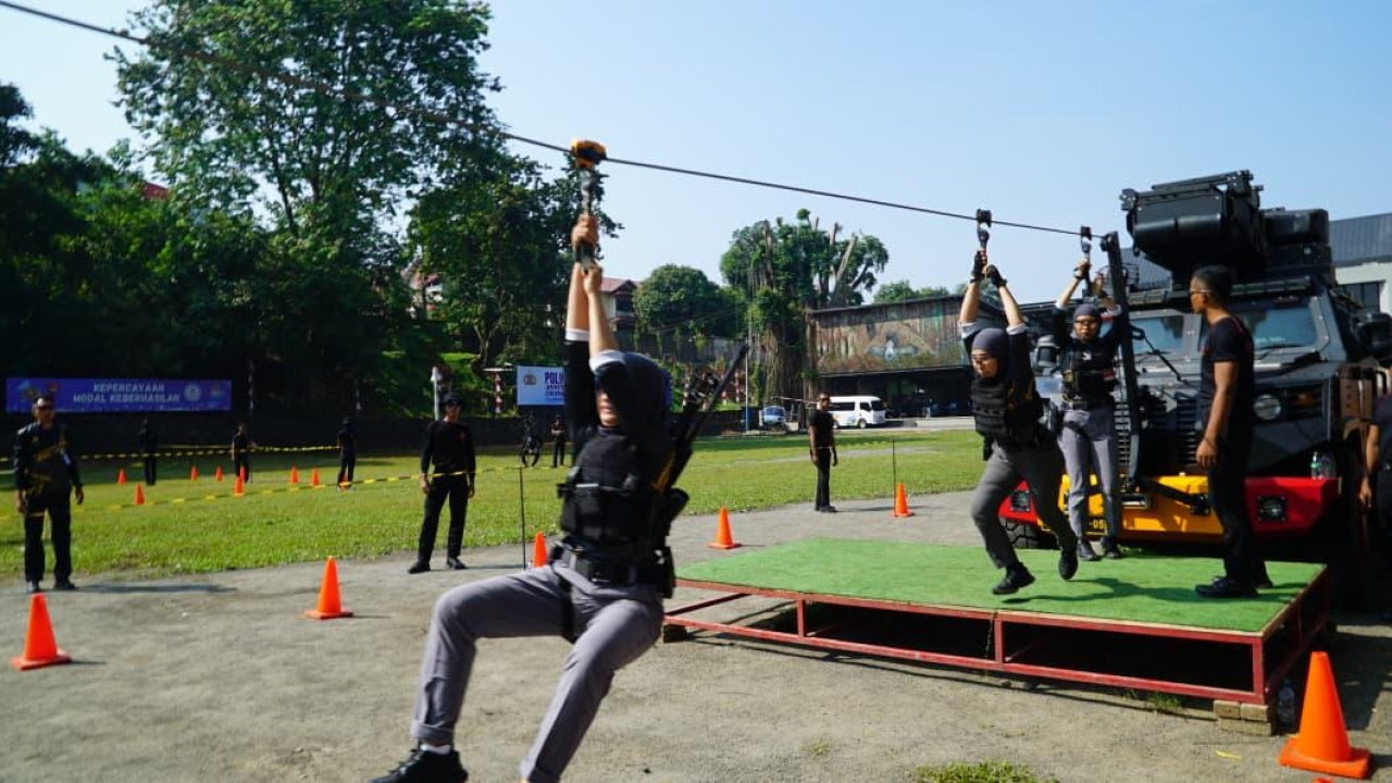 HUT Brimob ke 80 Polwan Polda Jatim Tampilkan Srikandi Challenge Penuh Adrenalin