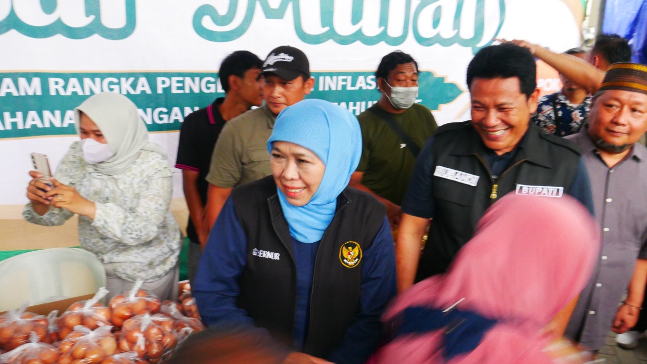 Bupati Sidoarjo Dampingi Gubernur Jatim Gelar Pasar Murah di Krian untuk Perluas Jangkauan Masyarakat Beli Sembako