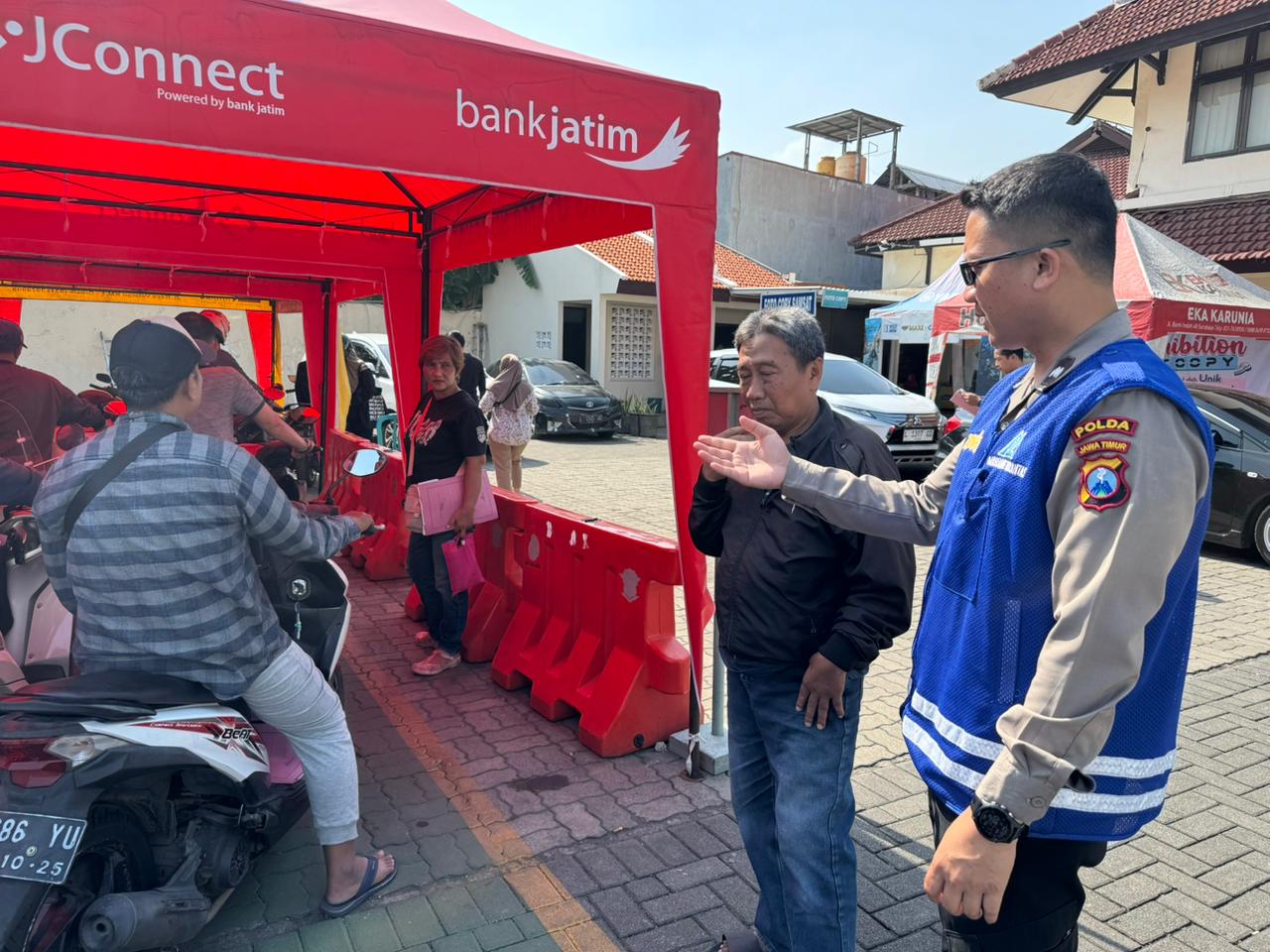 Samsat Surabaya Barat, Bikin Layanan Jadi Lebih Cepat dan Bersahabat kepada Wajib Pajak dalam Program Polantas Menyapa