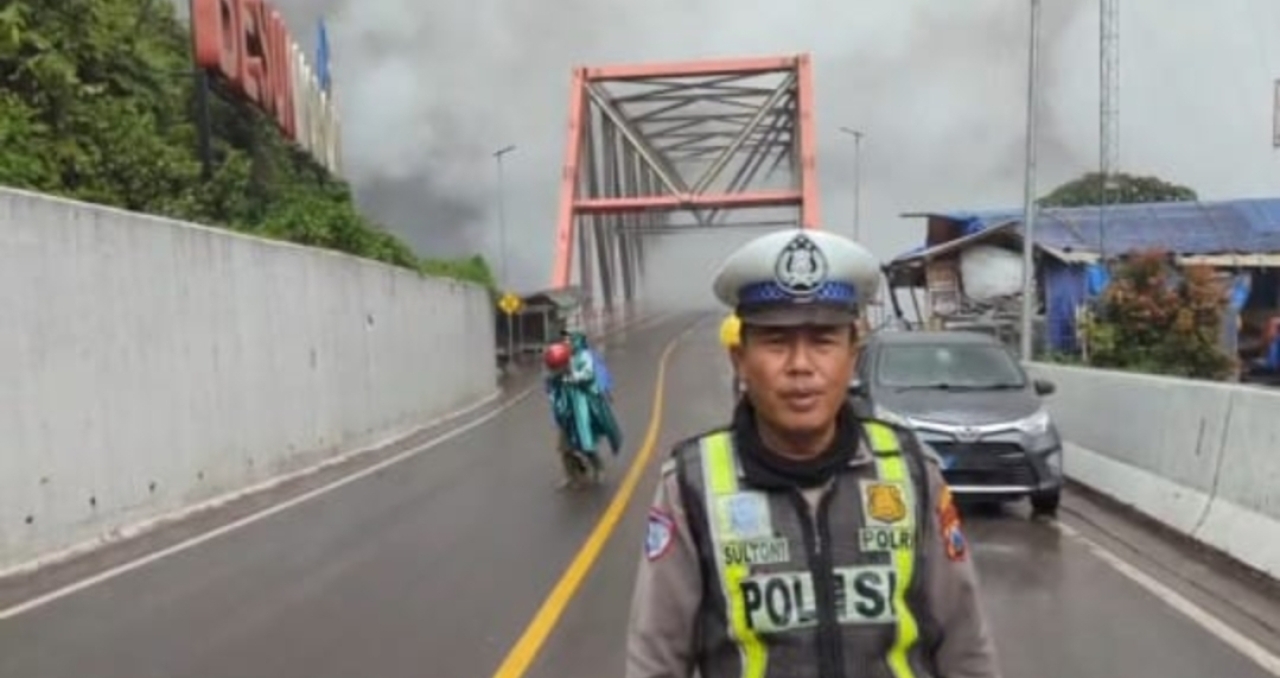 Jembatan Besuk Kobo’an Masih Ditutup Total, Video Kondisi Gelap Tertutup Abu Vulkanik Gunung Semeru Viral
