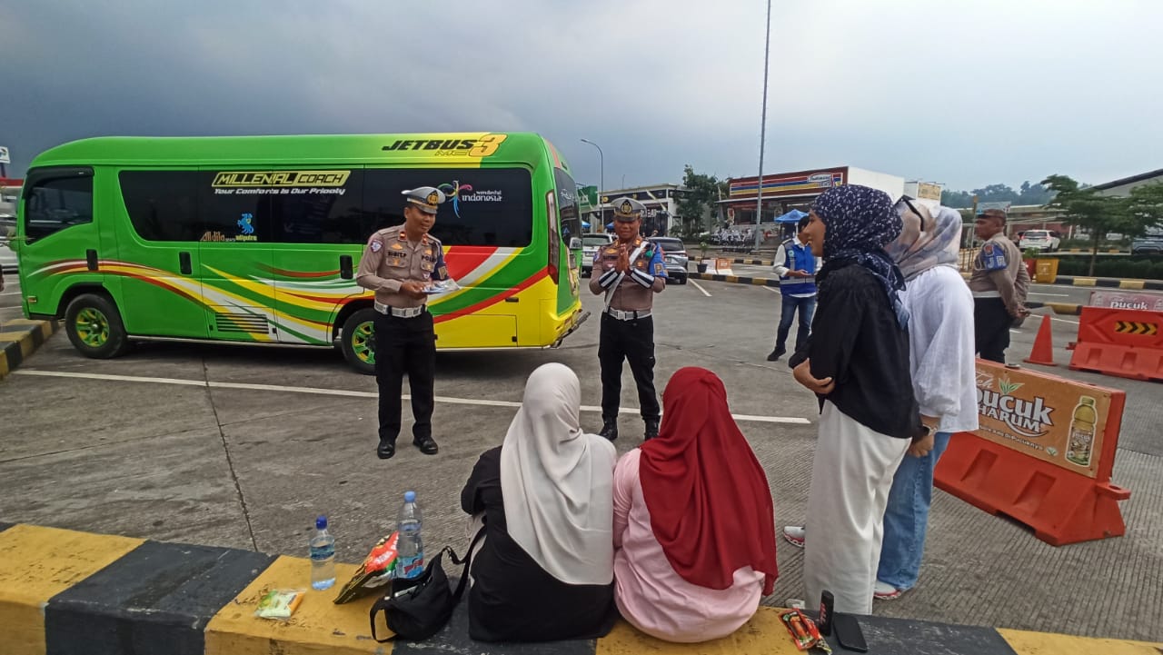 Polantas Menyapa : Operasi Zebra Semeru PJR Polda Jatim Beri Edukasi Tertib Lalin