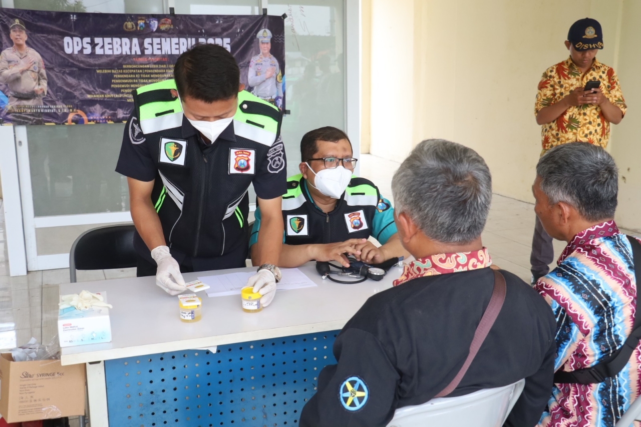 Operasi Zebra Semeru 2025, Polres Pelabuhan Tanjung Perak Lakukan Ramp Check hingga Tes Urine di Terminal Ampel Surabaya