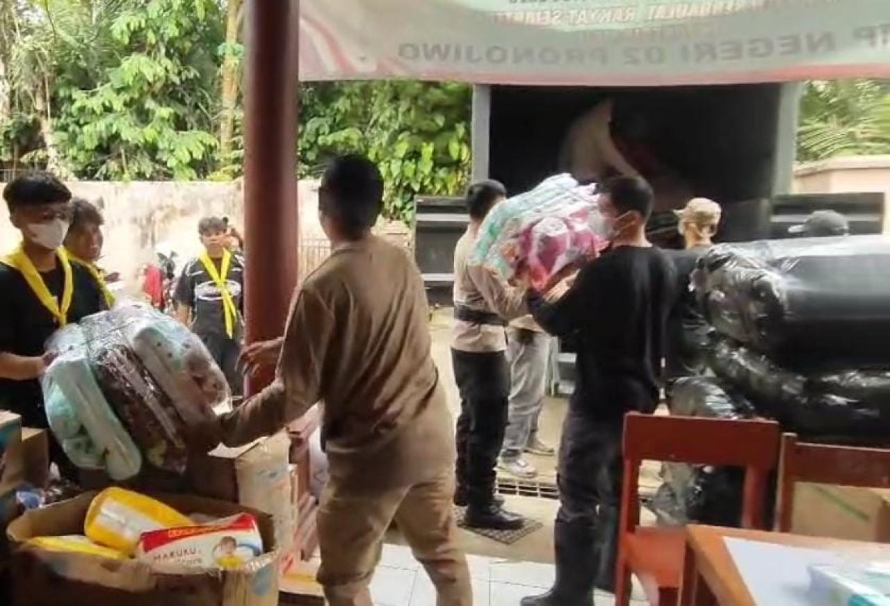 Polda Jatim Beri Bantuan Kemanusiaan Warga Terdampak Erupsi Gunung Semeru