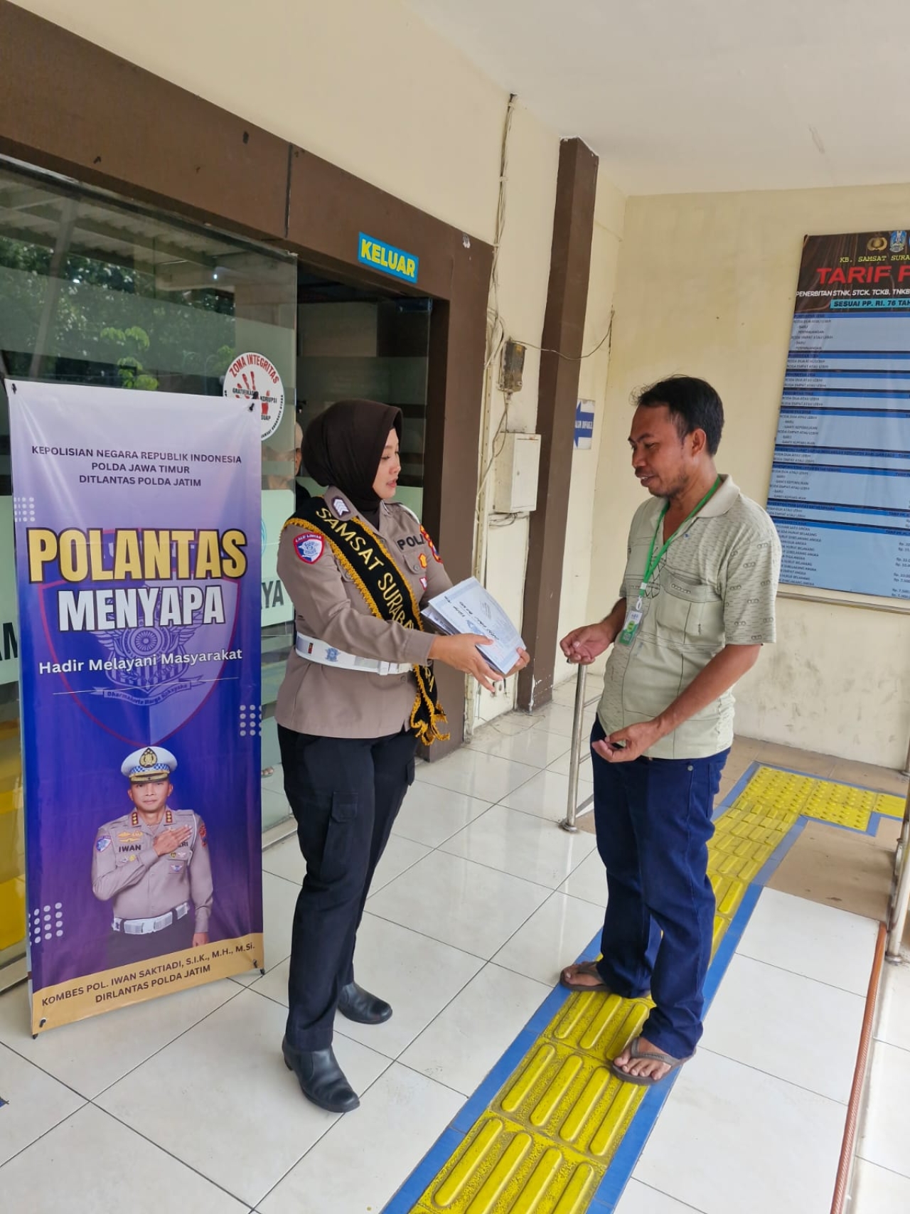 Cepat dan Mudah: Petugas Pelayanan Siap Bantu dan Arahkan Wajib Pajak di Samsat Surabaya Utara