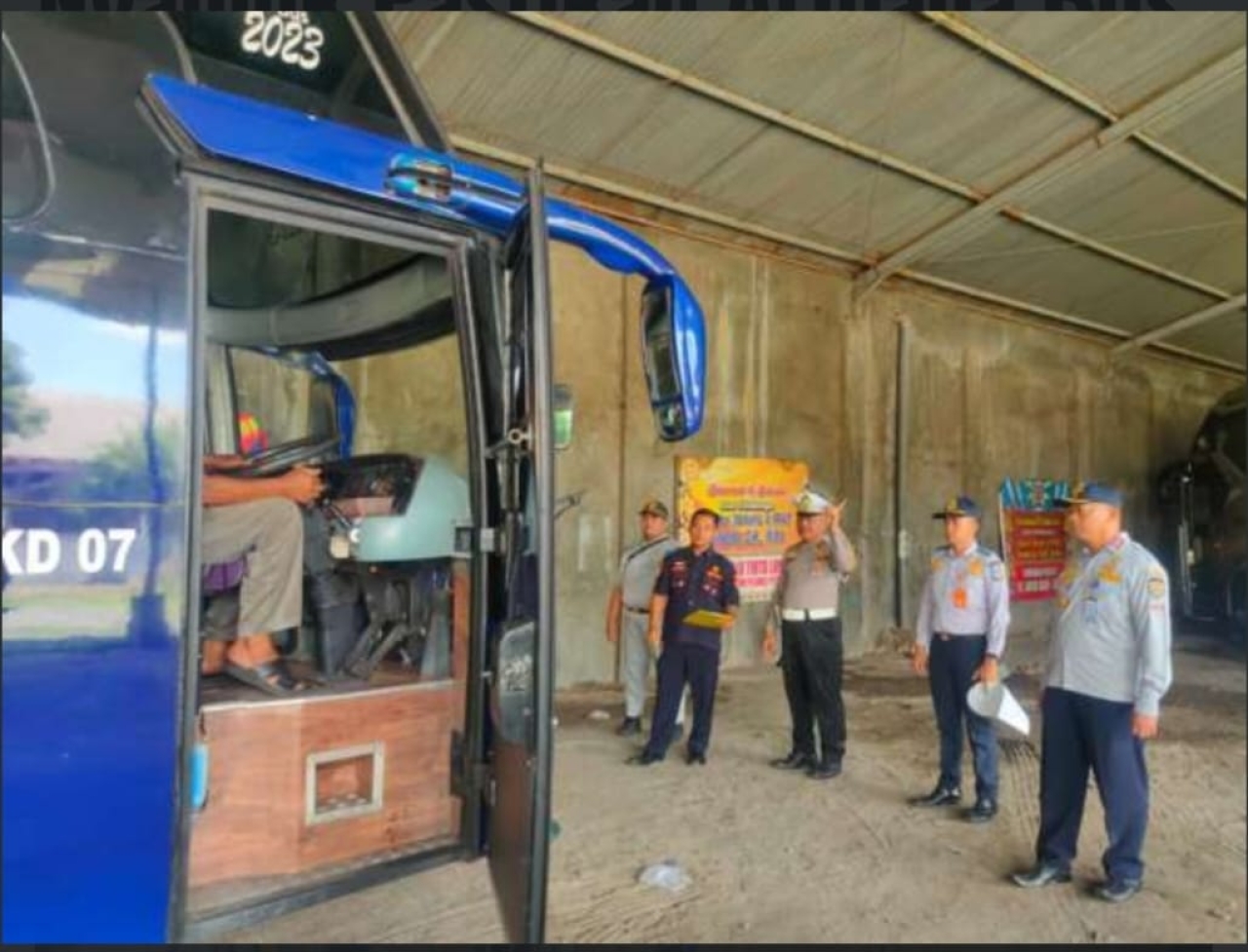 Rampcheck Gabungan di PO. Konco Dewe, Satlantas Polres Nganjuk Pastikan Armada Bus Laik Jalan