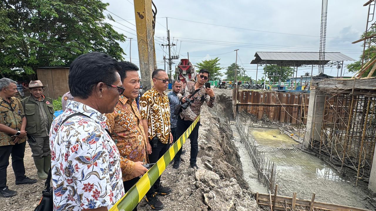 Percepat Tangani Banjir, Bupati H.Subandi Sidak Pembangunan Rumah Pompa dan Bendungan di Desa Kedungpeluk