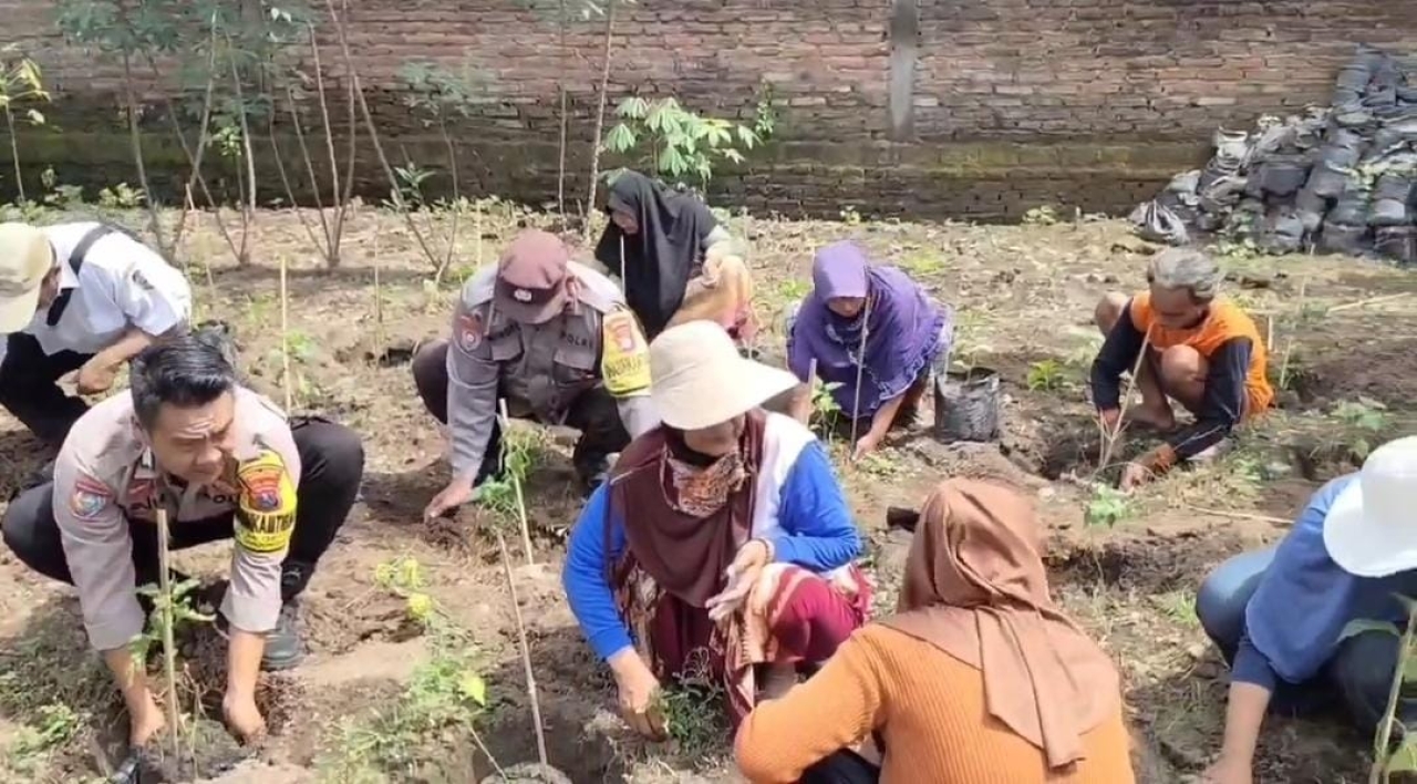 Polsek Warujayeng Dorong Penanaman Cabai di Lahan P2B Desa Getas