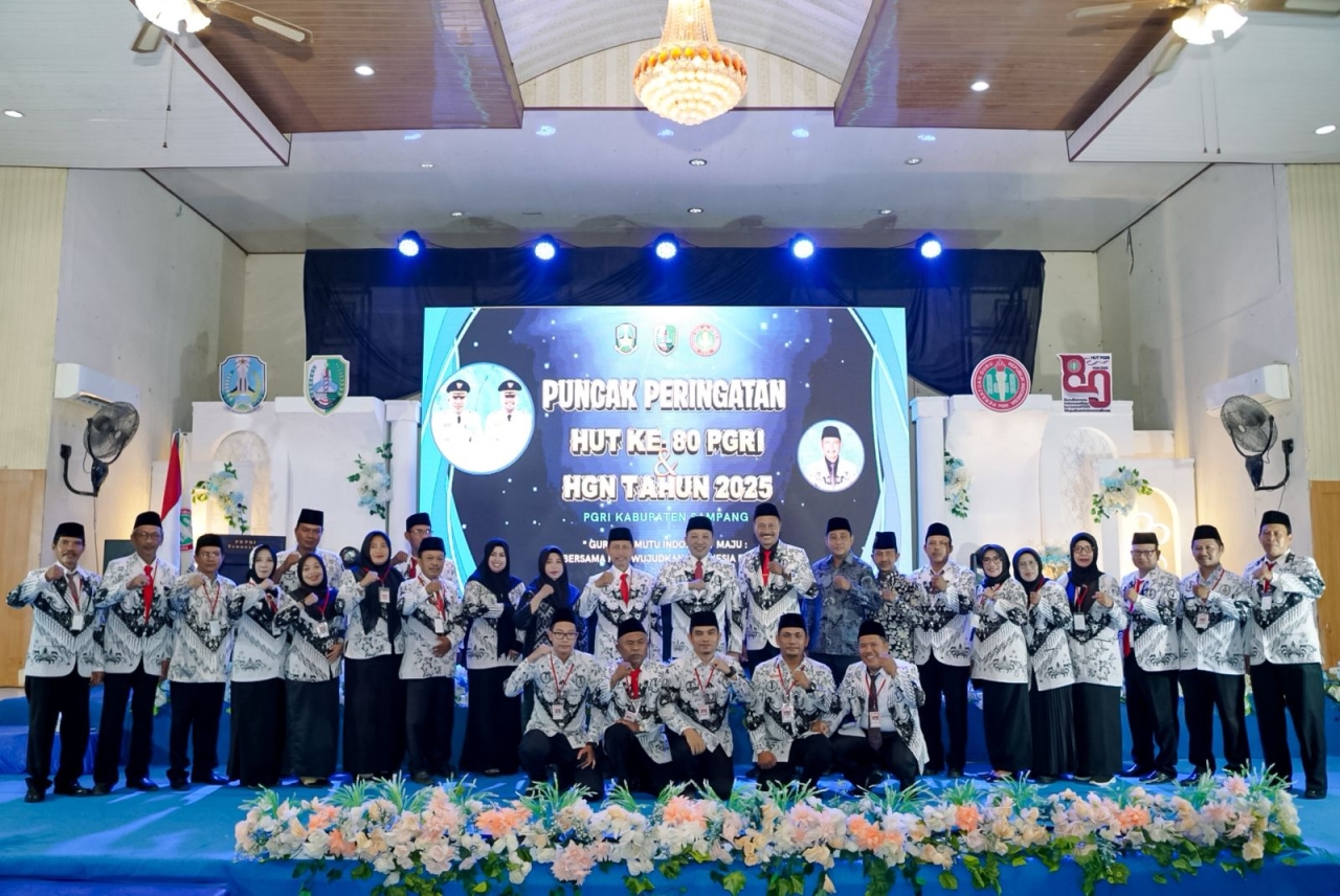 Bupati Sampang beserta Pengurus dan Guru PGRI Sampang foto bersama