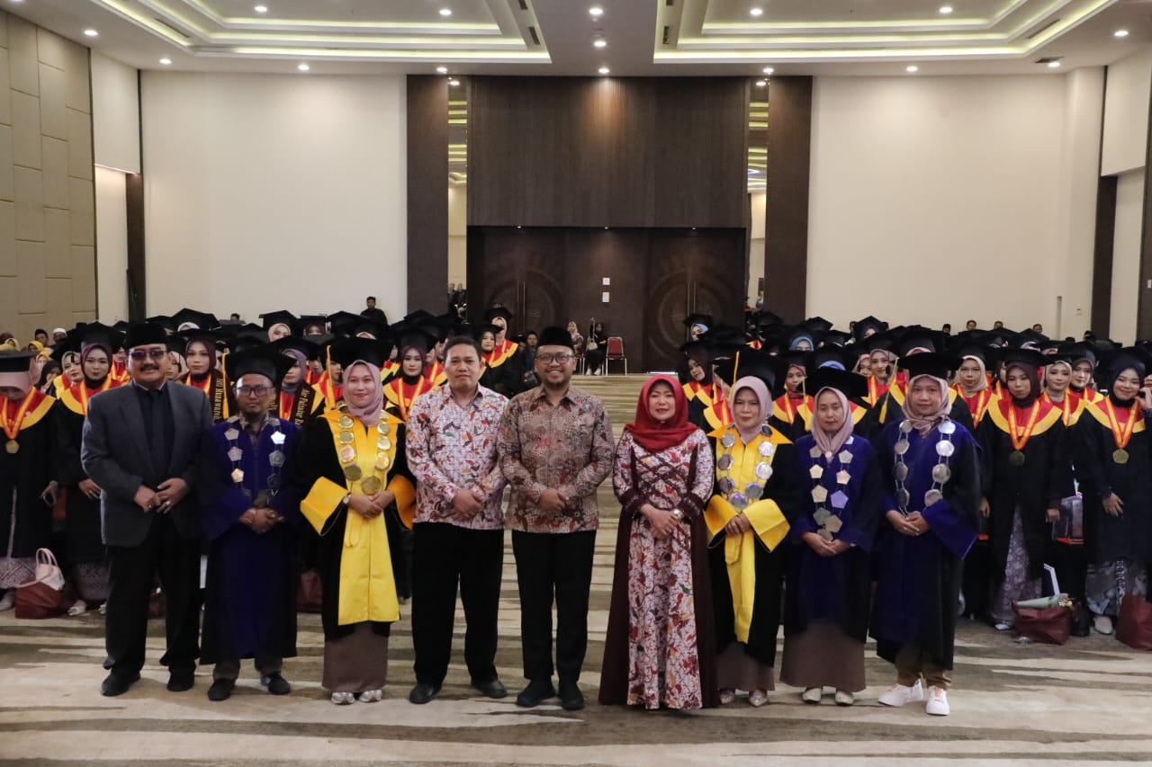 Foto : dr. Dwi Herlinda Lusi Harini, Wakil Bupati Ahmad Mahfudz saat sesi foto bersama Wisudawan