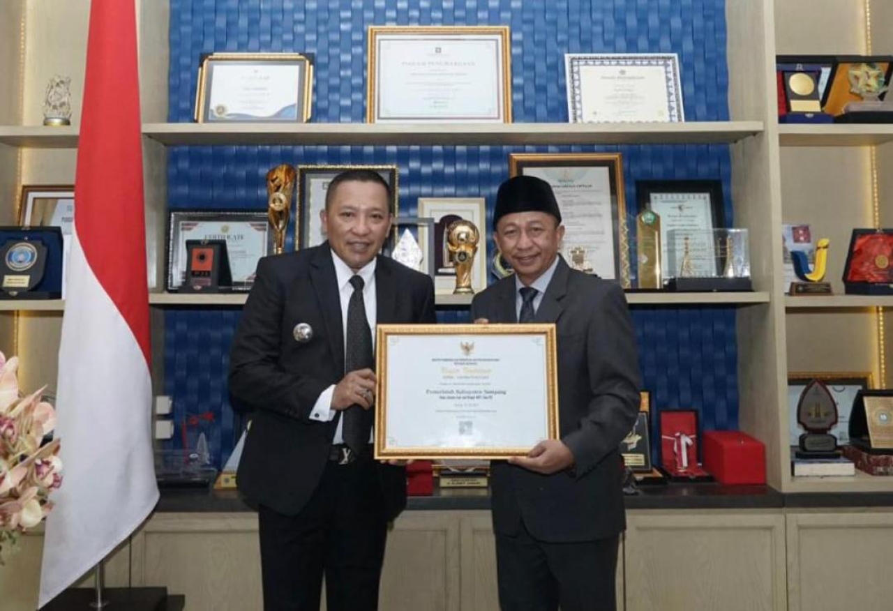 Kepala Dinsos PPPA Sampang, Moh. Anwari Abdullah bersama Bupati Sampang H.Slamet Junaidi