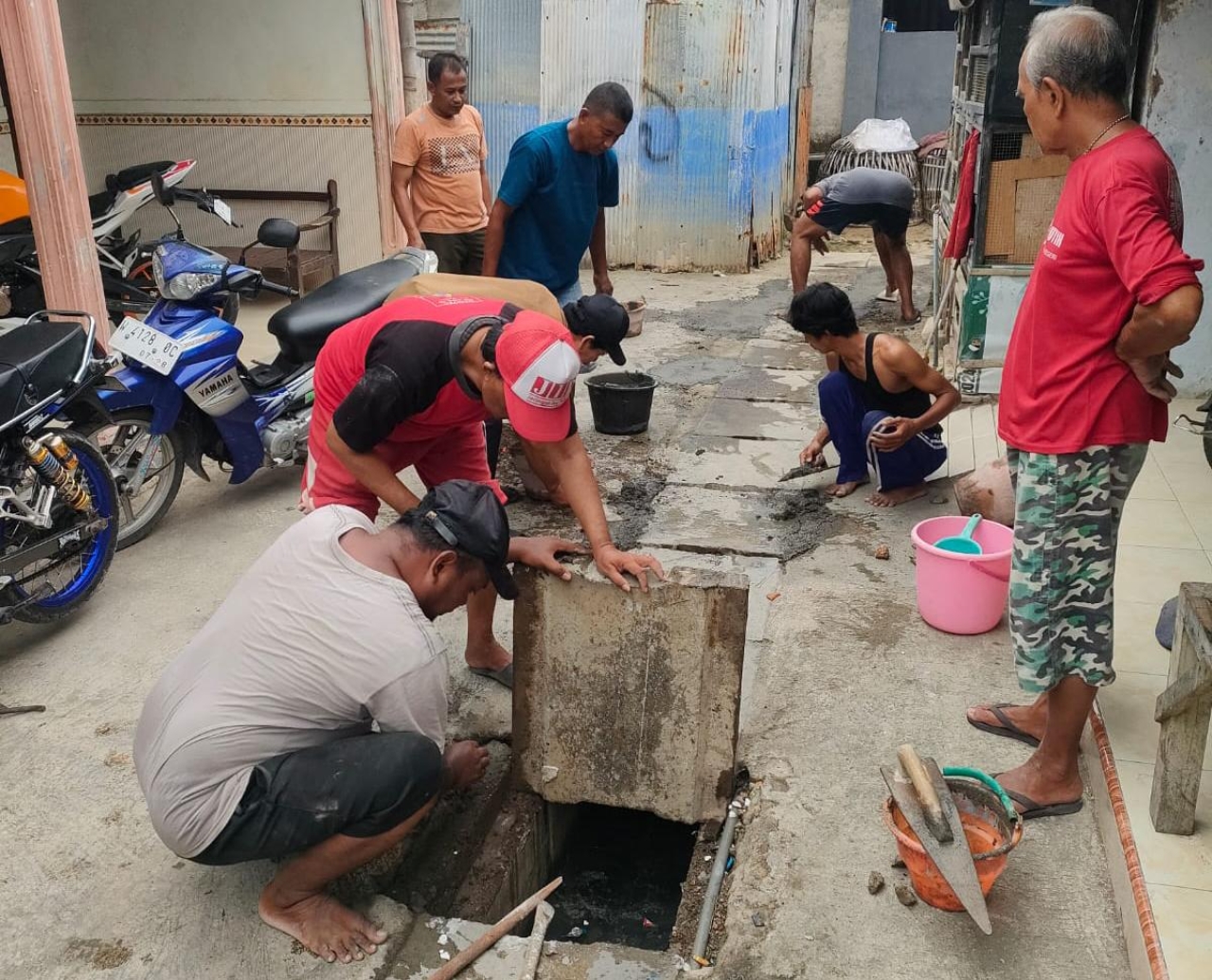 Gotong Royong Warga RT 03/04 RW 04: Jalan Berlubang Bekas Galian Tuntas Disemen