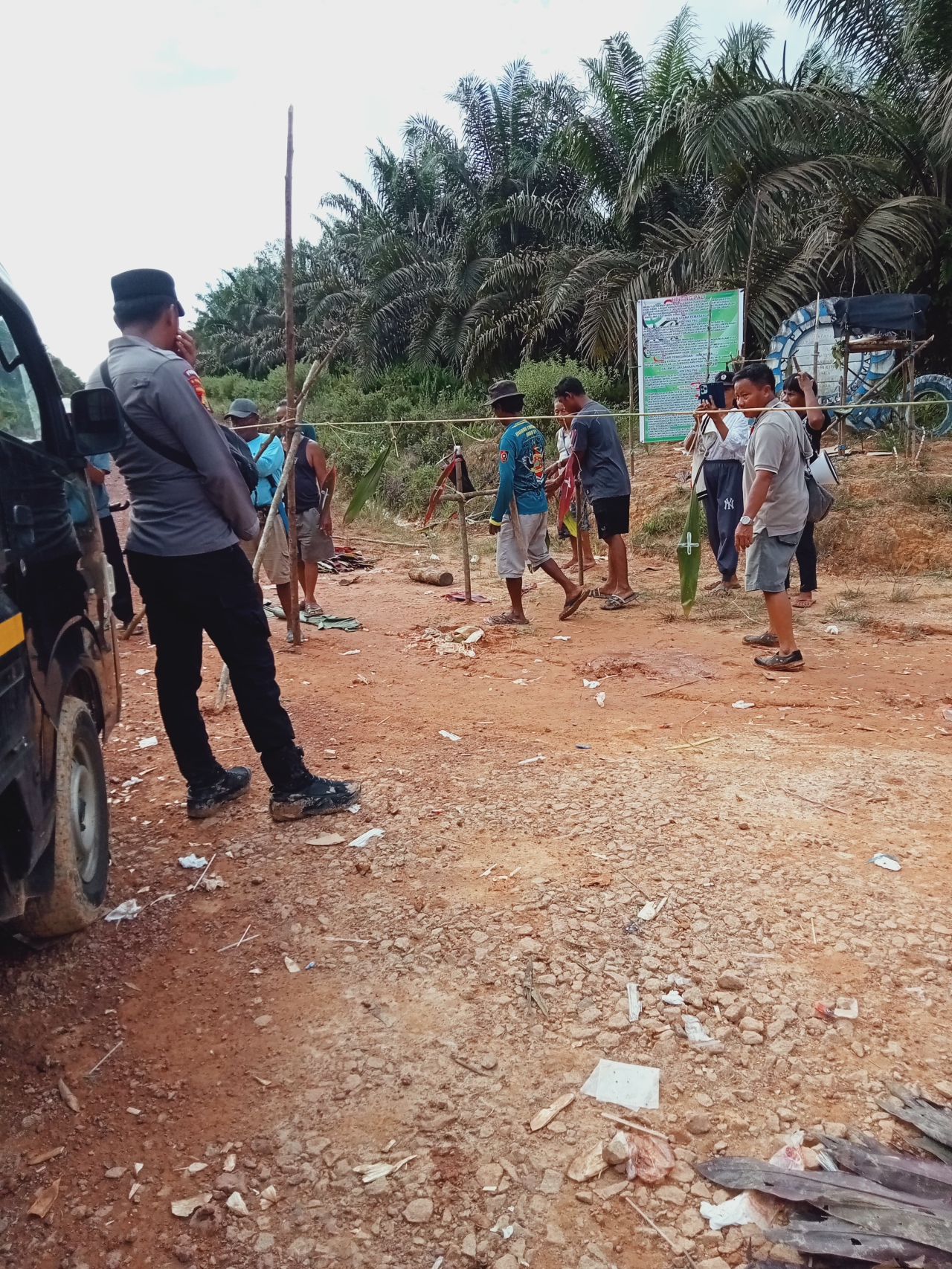 Warga Talaken Pasang Hinting Pali di Lahan Kebun Plasma 749 Hektar